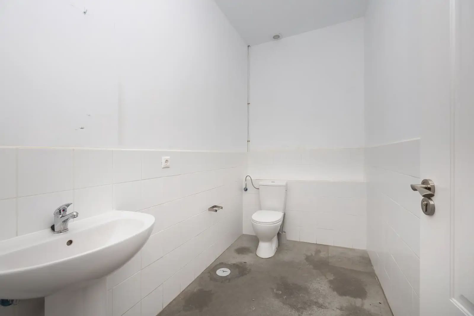 Commercial for sale in Granada city - € 250,000 (Ref: 9862080)