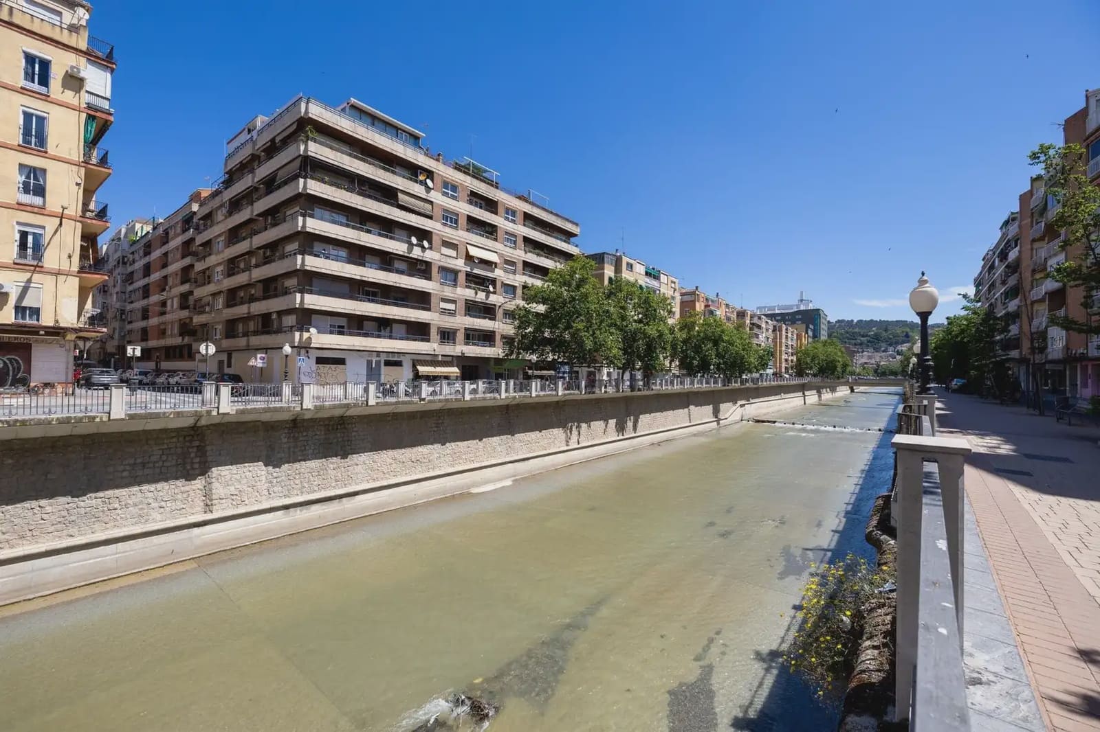 Commercial for sale in Granada city - € 250,000 (Ref: 9862080)