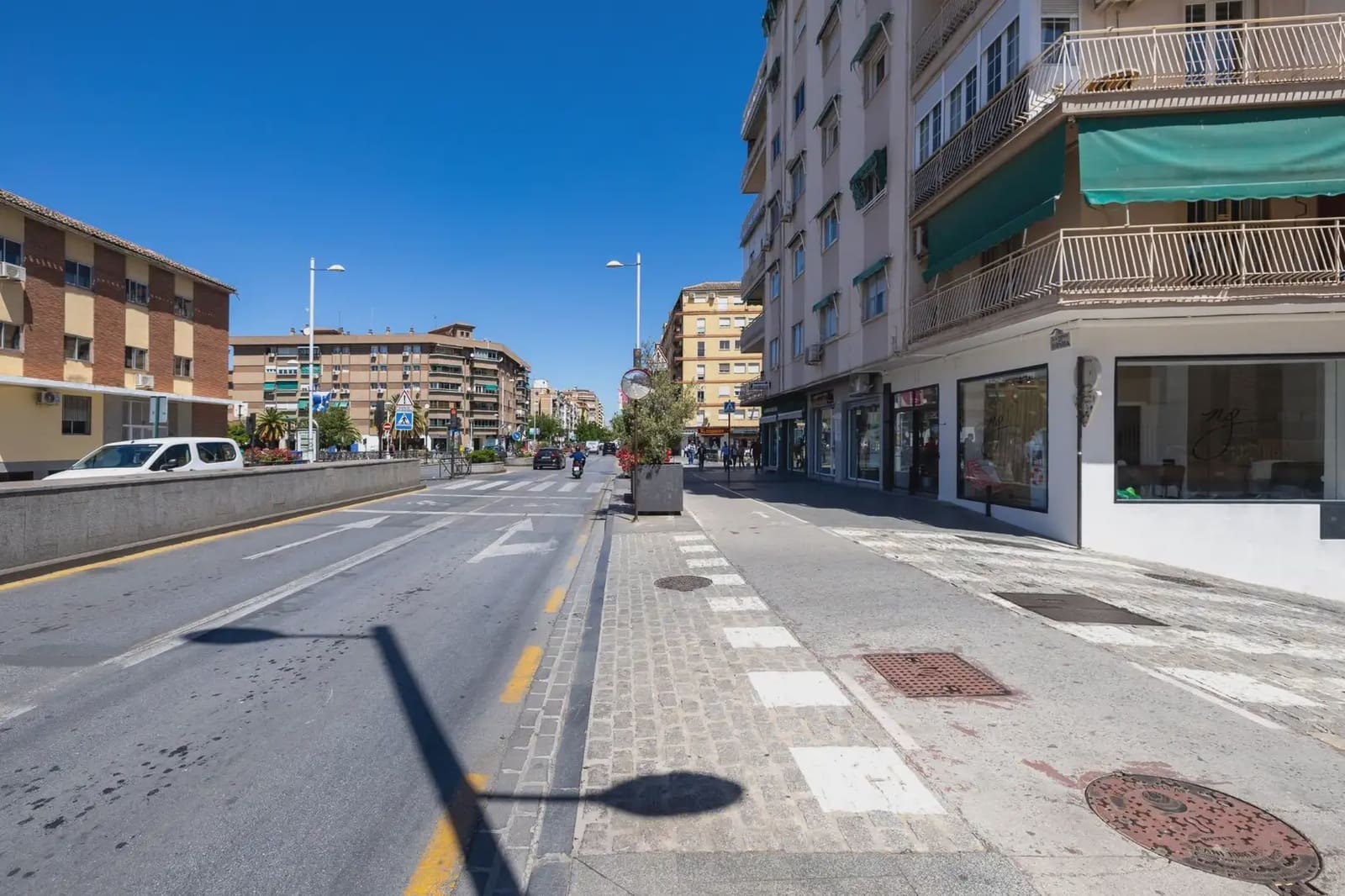 Commercial for sale in Granada city - € 250,000 (Ref: 9862080)