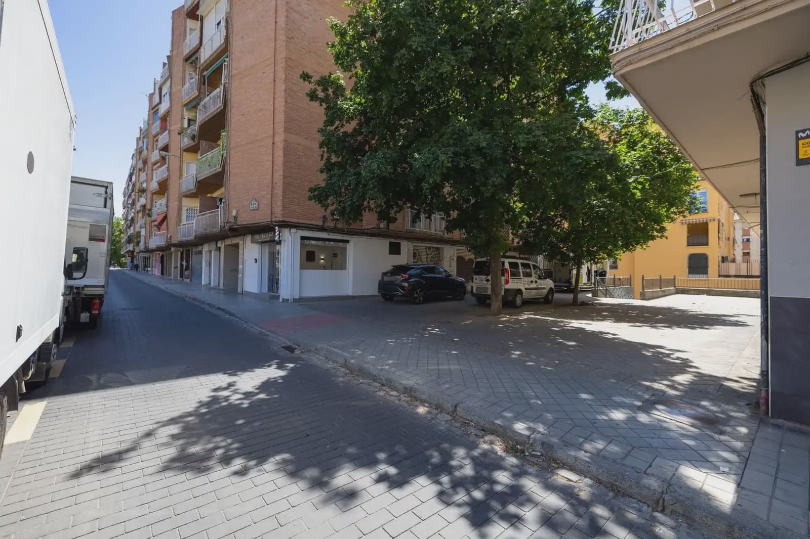Commercial for sale in Granada city - € 250,000 (Ref: 9862080)