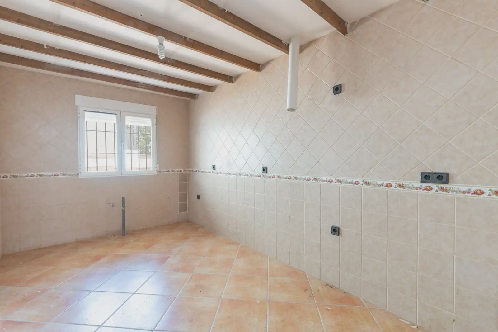 4 bedroom Villa for sale in Illora with garage - € 149,900 (Ref: 9867242)