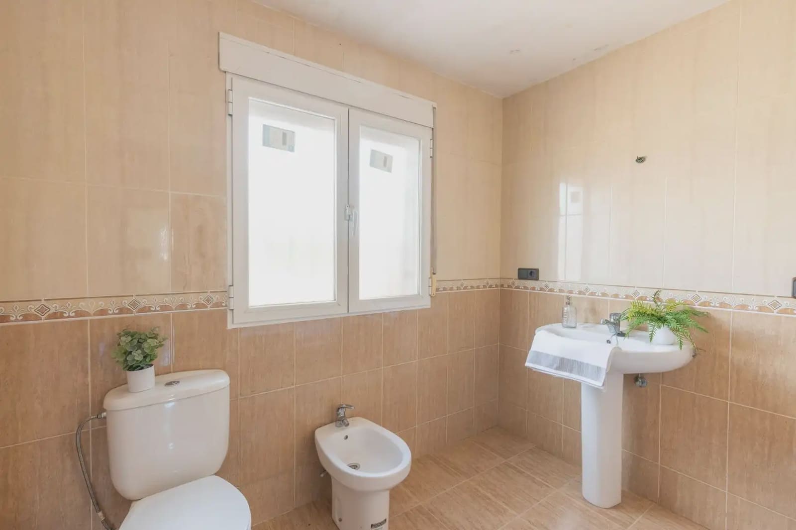 4 bedroom Villa for sale in Illora with garage - € 149,900 (Ref: 9867242)