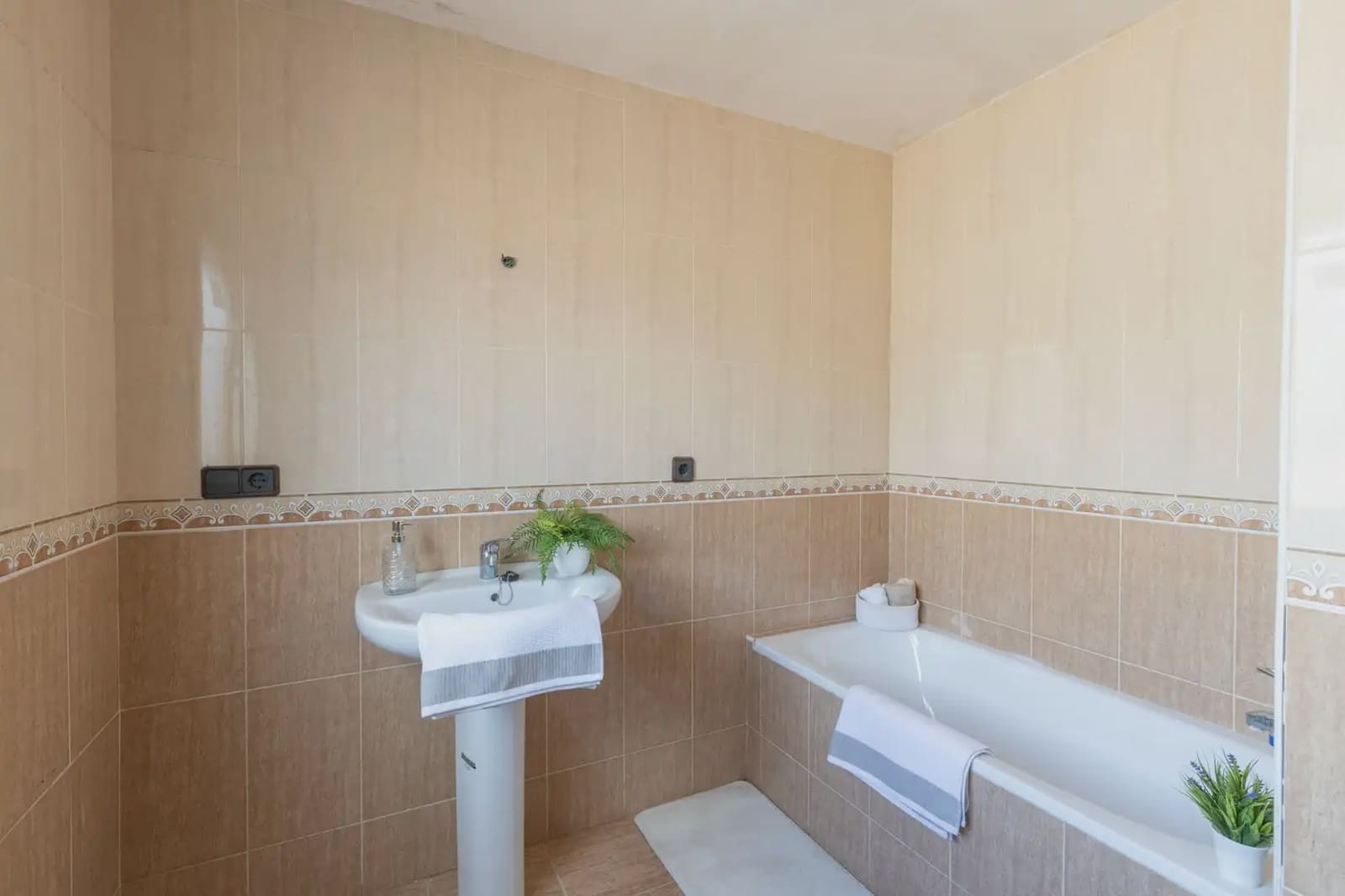 4 bedroom Villa for sale in Illora with garage - € 149,900 (Ref: 9867242)