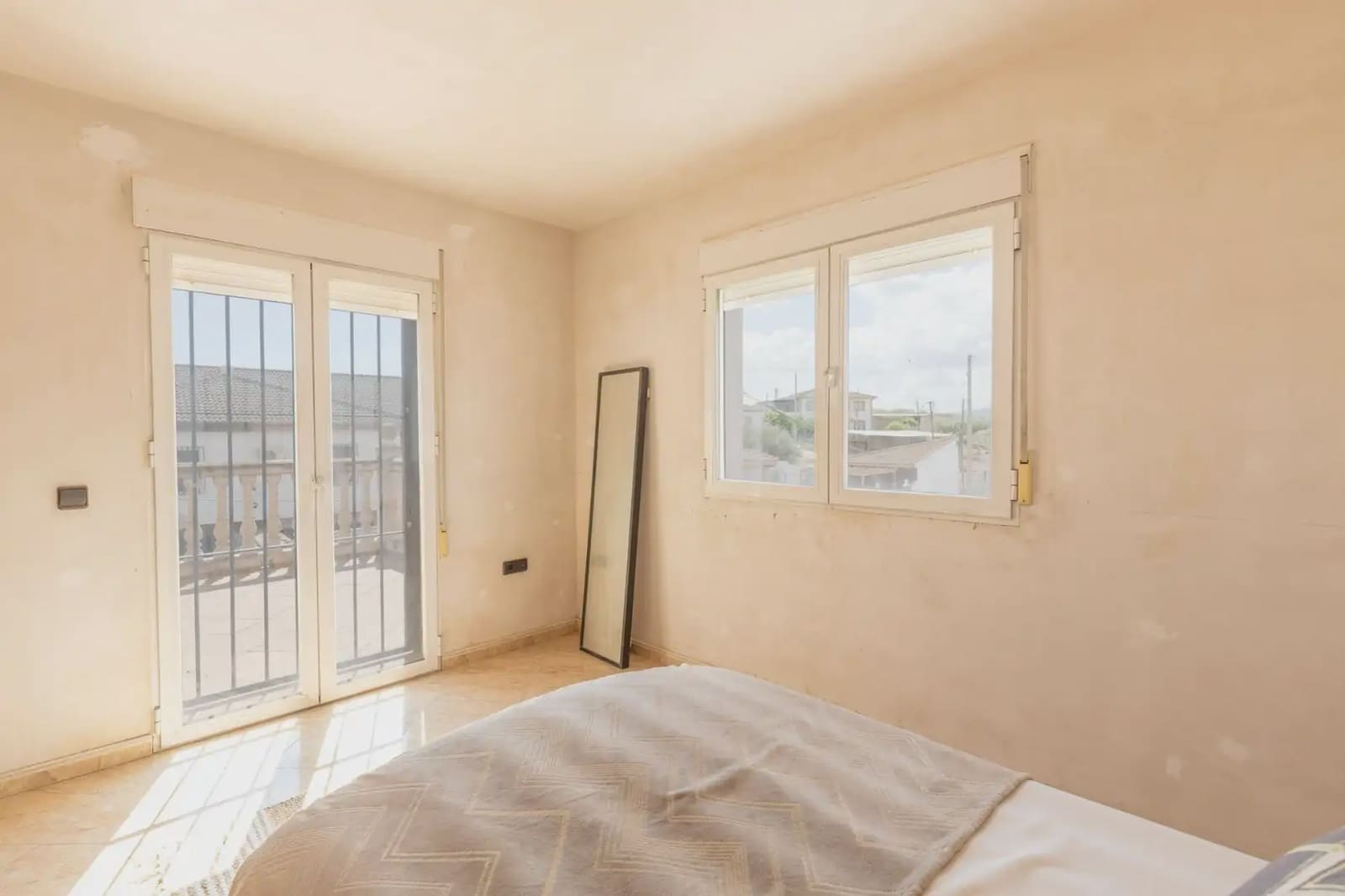 4 bedroom Villa for sale in Illora with garage - € 149,900 (Ref: 9867242)