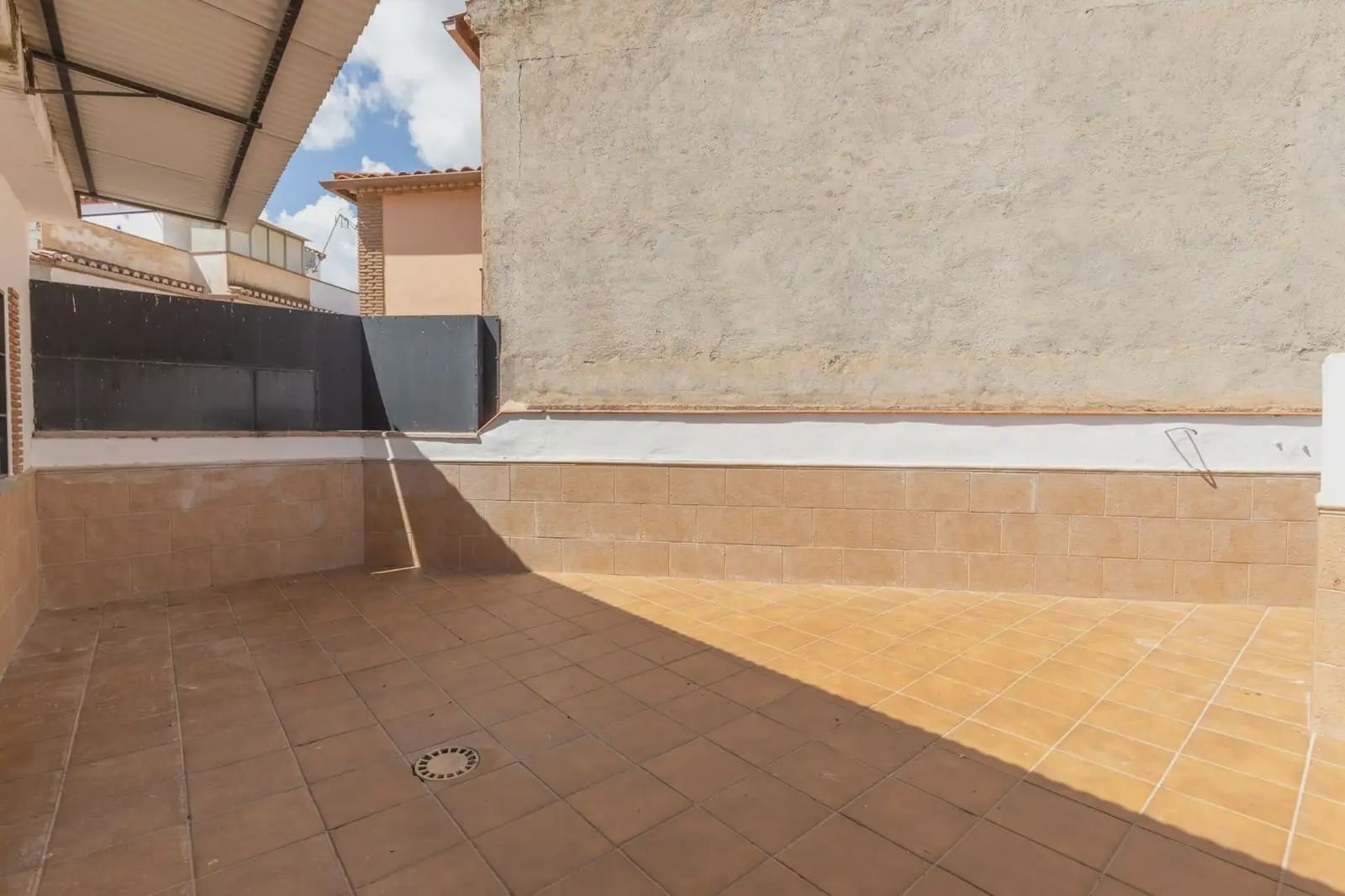 4 bedroom Villa for sale in Illora with garage - € 149,900 (Ref: 9867242)