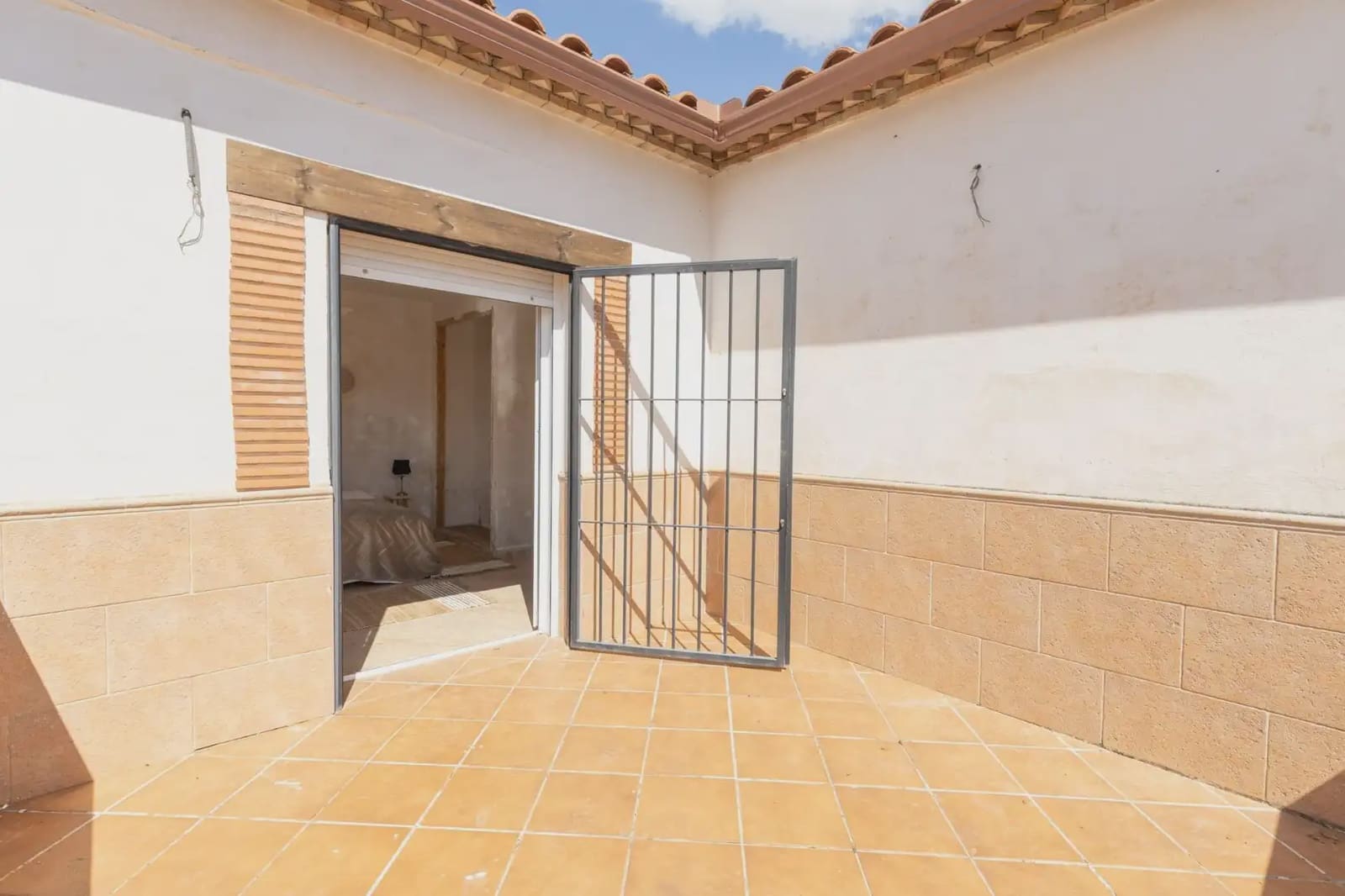 4 bedroom Villa for sale in Illora with garage - € 149,900 (Ref: 9867242)