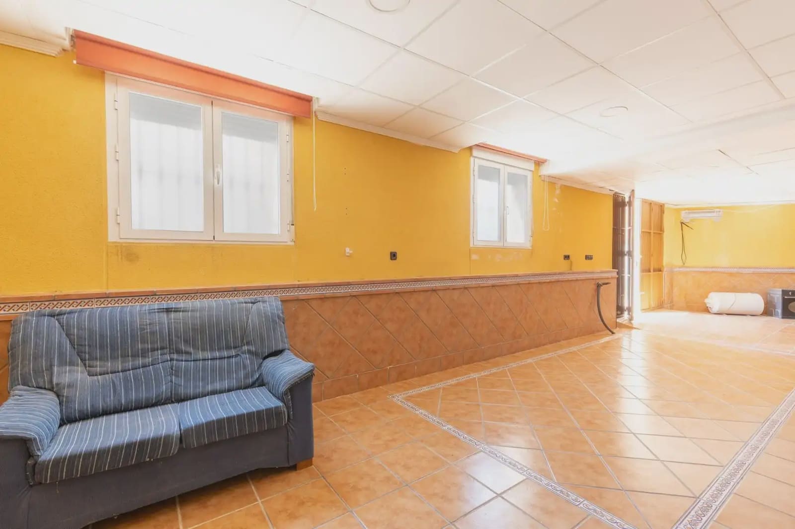 4 bedroom Villa for sale in Illora with garage - € 149,900 (Ref: 9867242)