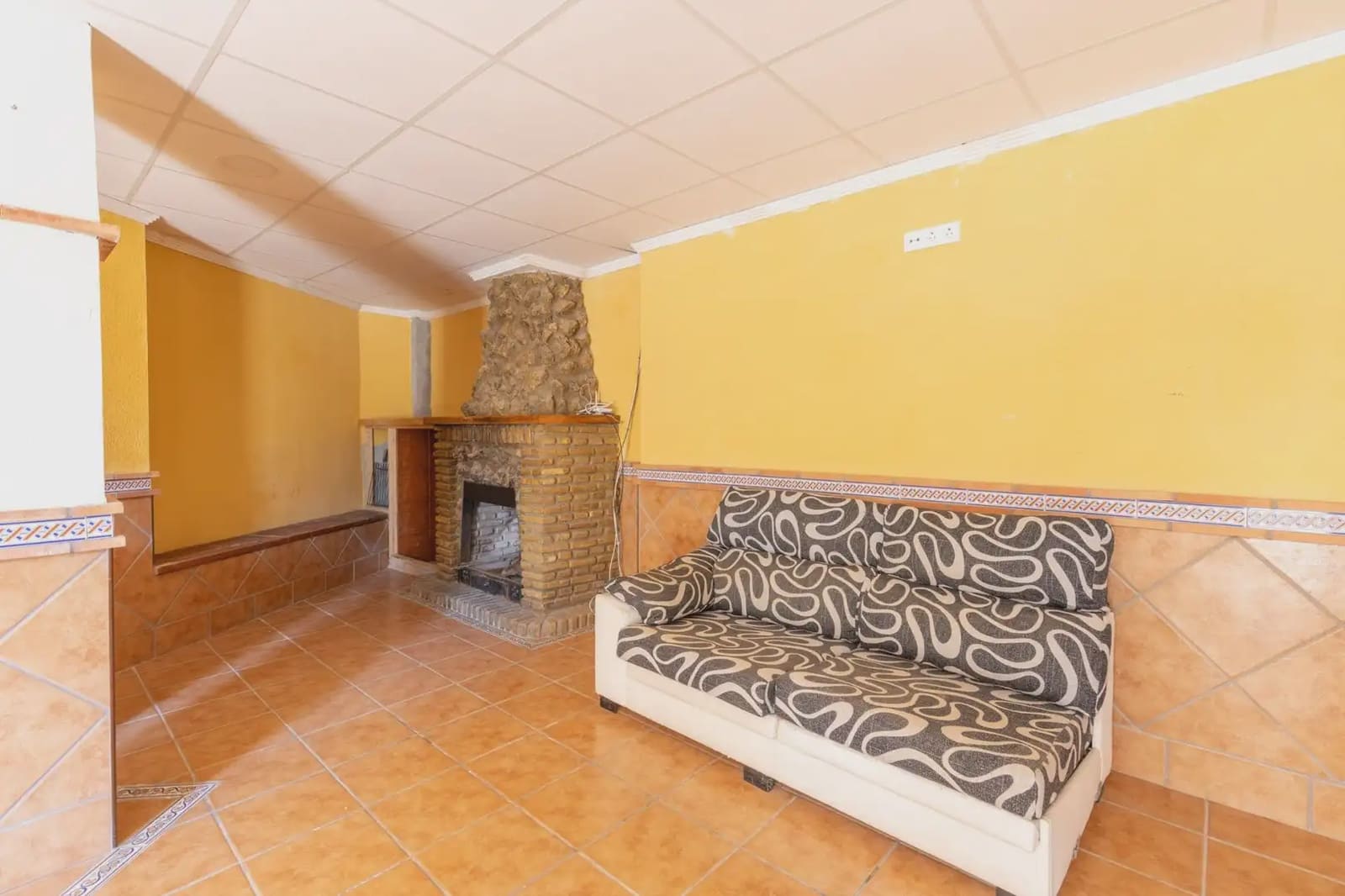4 bedroom Villa for sale in Illora with garage - € 149,900 (Ref: 9867242)