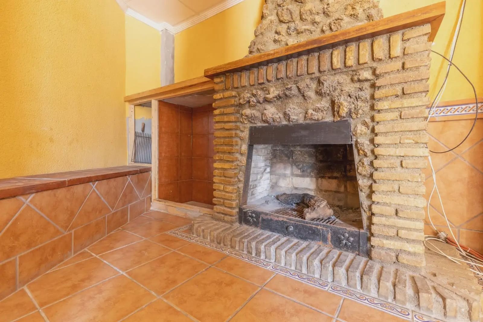 4 bedroom Villa for sale in Illora with garage - € 149,900 (Ref: 9867242)
