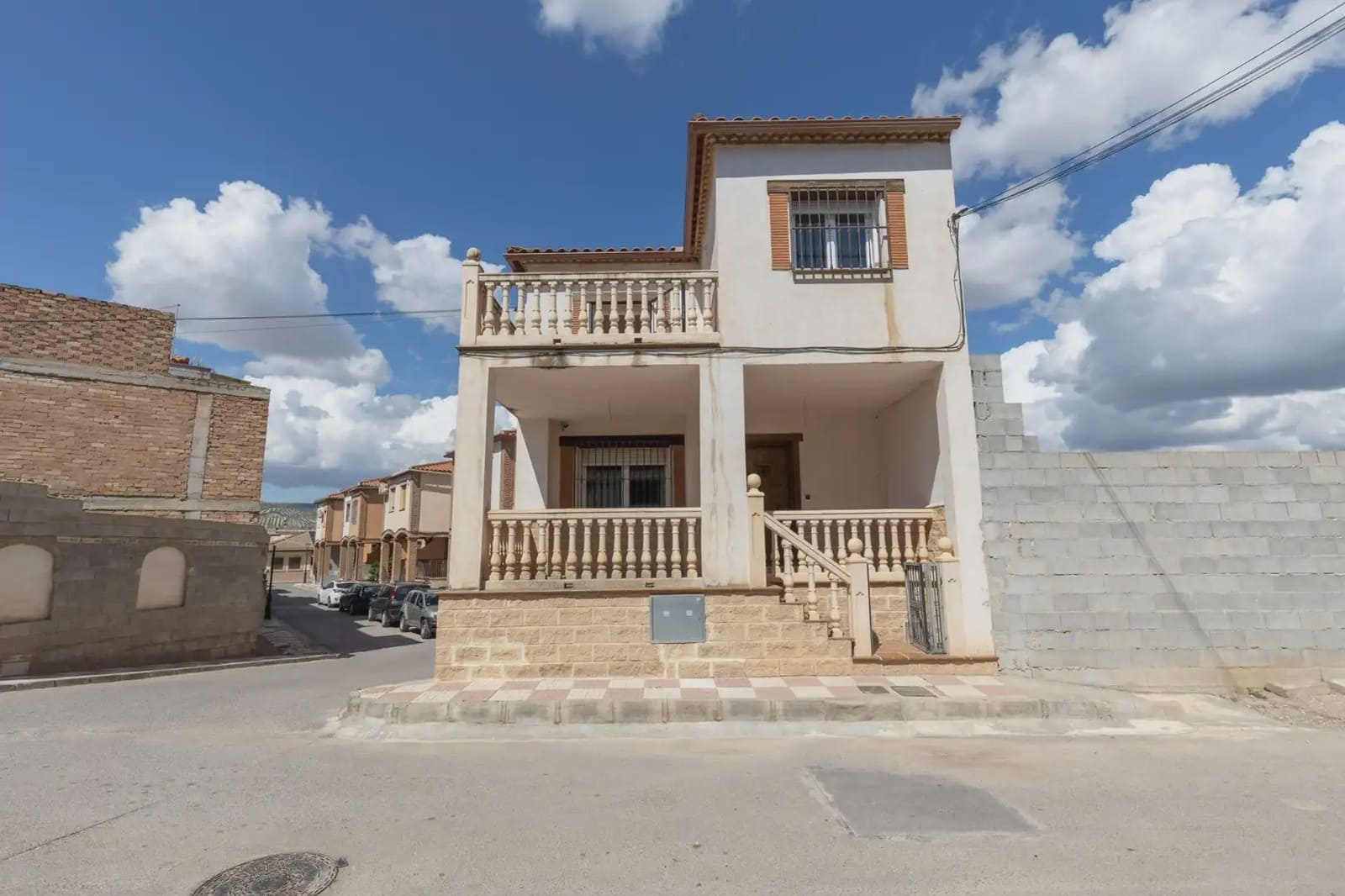4 bedroom Villa for sale in Illora with garage - € 149,900 (Ref: 9867242)