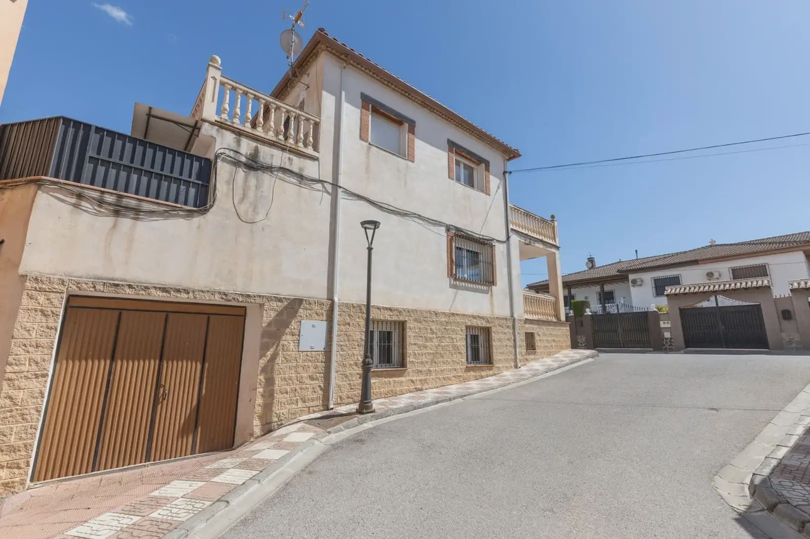 4 bedroom Villa for sale in Illora with garage - € 149,900 (Ref: 9867242)