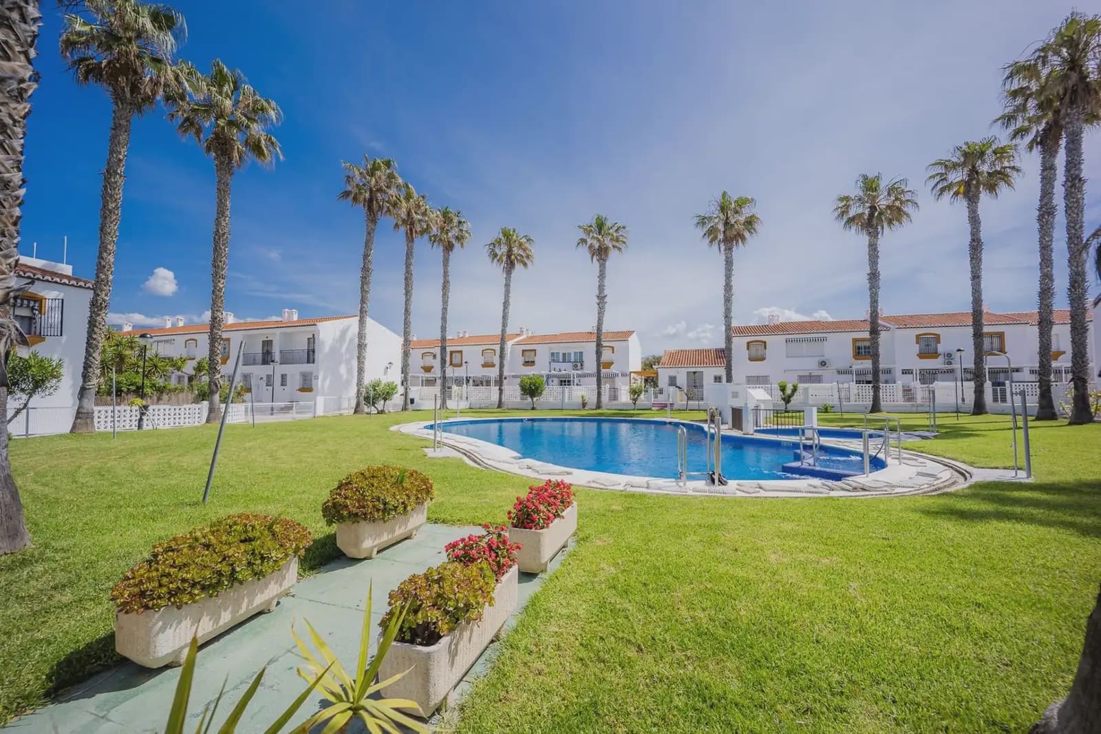 Commercial for sale in Salobrena - € 258,000 (Ref: 9875308)