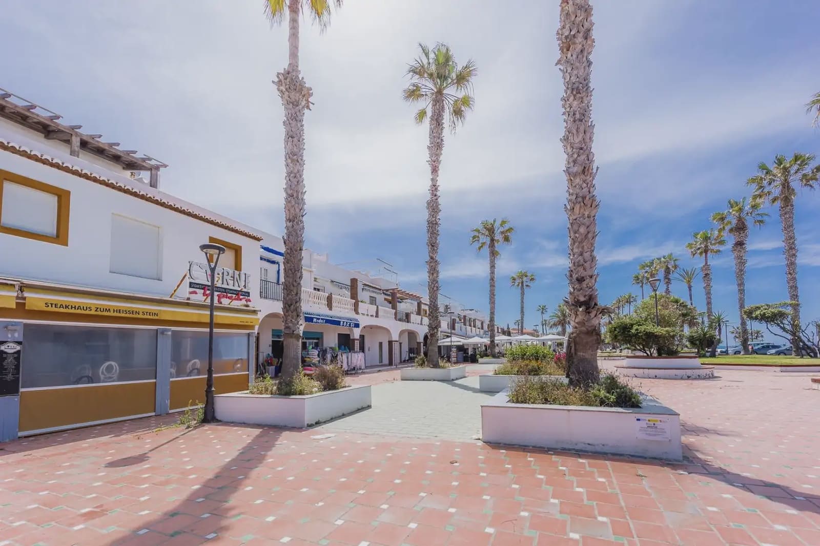 Commercial for sale in Salobrena - € 258,000 (Ref: 9875308)