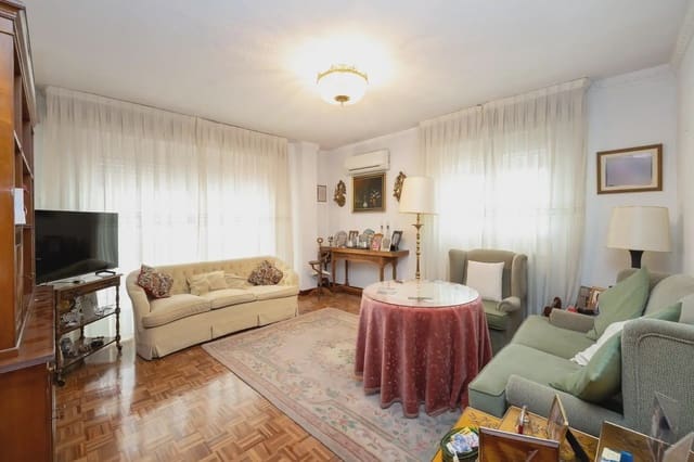 Piso de 4 habitaciones en Centro - Sagrario, Granada ciudad en venta - 360.000 € (Ref: 9875567)