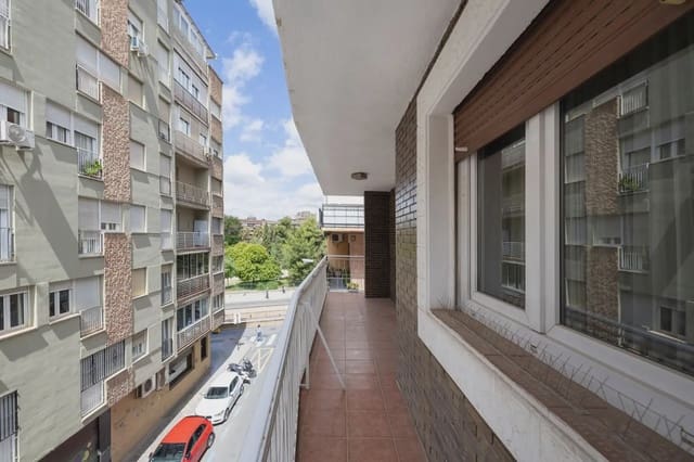 Piso de 4 habitaciones en Centro - Sagrario, Granada ciudad en venta - 360.000 € (Ref: 9875567)