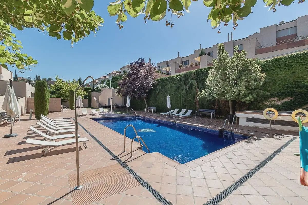 Pareado de 4 habitaciones en Granada ciudad en venta con garaje - 695.000 € (Ref: 9877548)