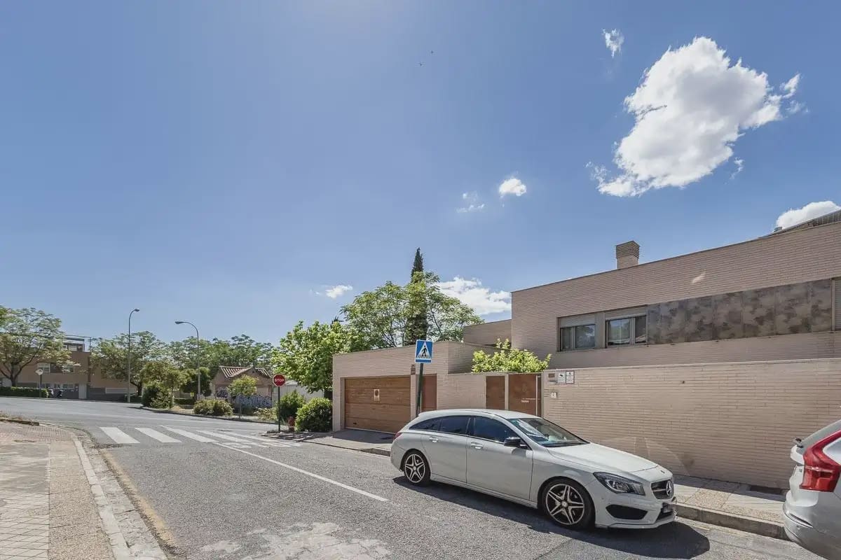 Pareado de 4 habitaciones en Granada ciudad en venta con garaje - 695.000 € (Ref: 9877548)