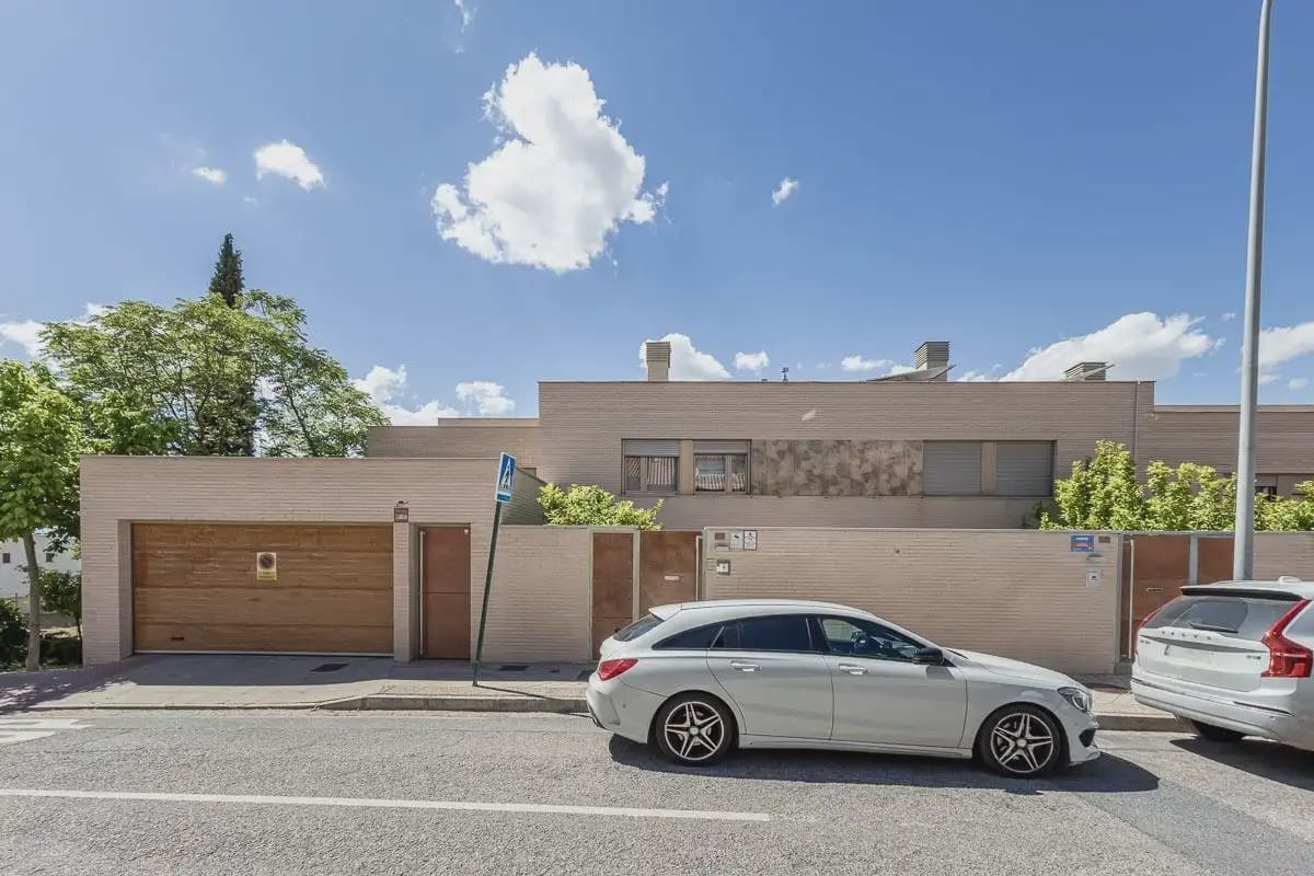 Pareado de 4 habitaciones en Granada ciudad en venta con garaje - 695.000 € (Ref: 9877548)
