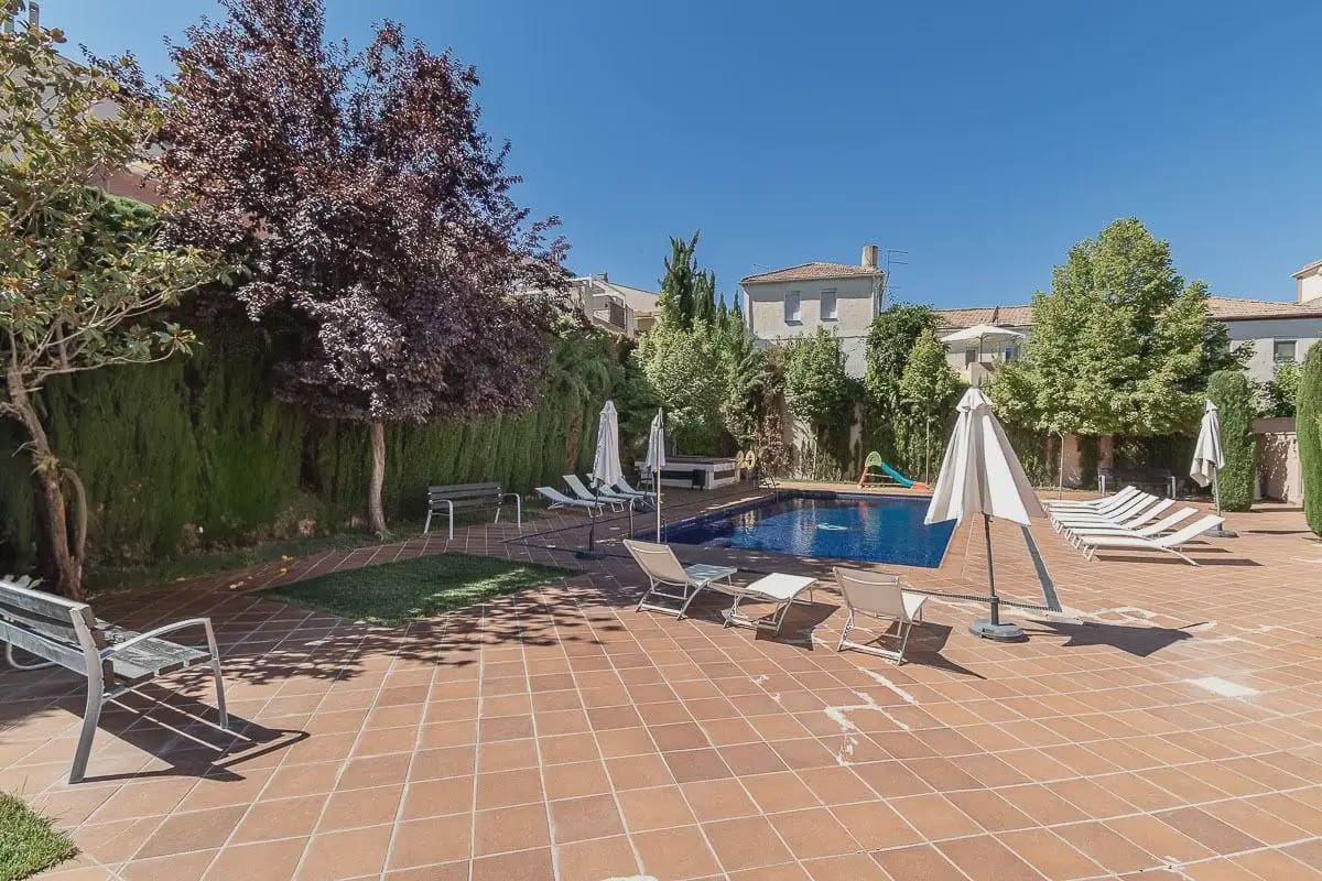 Pareado de 4 habitaciones en Granada ciudad en venta con garaje - 695.000 € (Ref: 9877548)