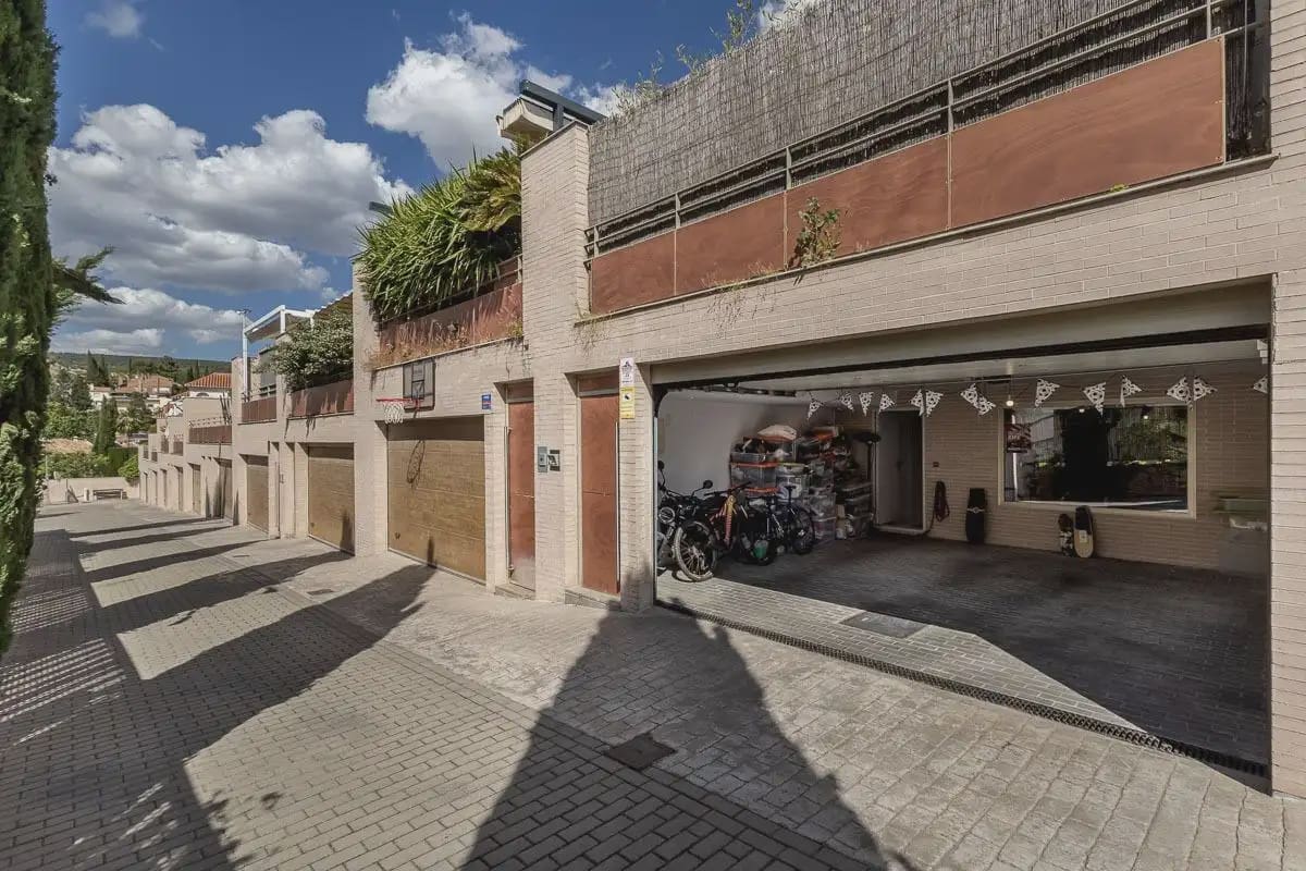 Pareado de 4 habitaciones en Granada ciudad en venta con garaje - 695.000 € (Ref: 9877548)