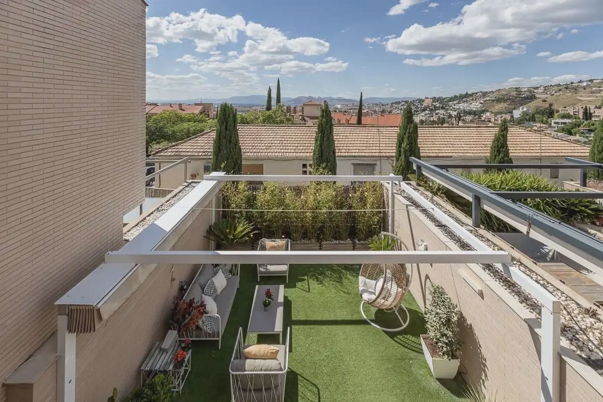 Pareado de 4 habitaciones en Granada ciudad en venta con garaje - 695.000 € (Ref: 9877548)