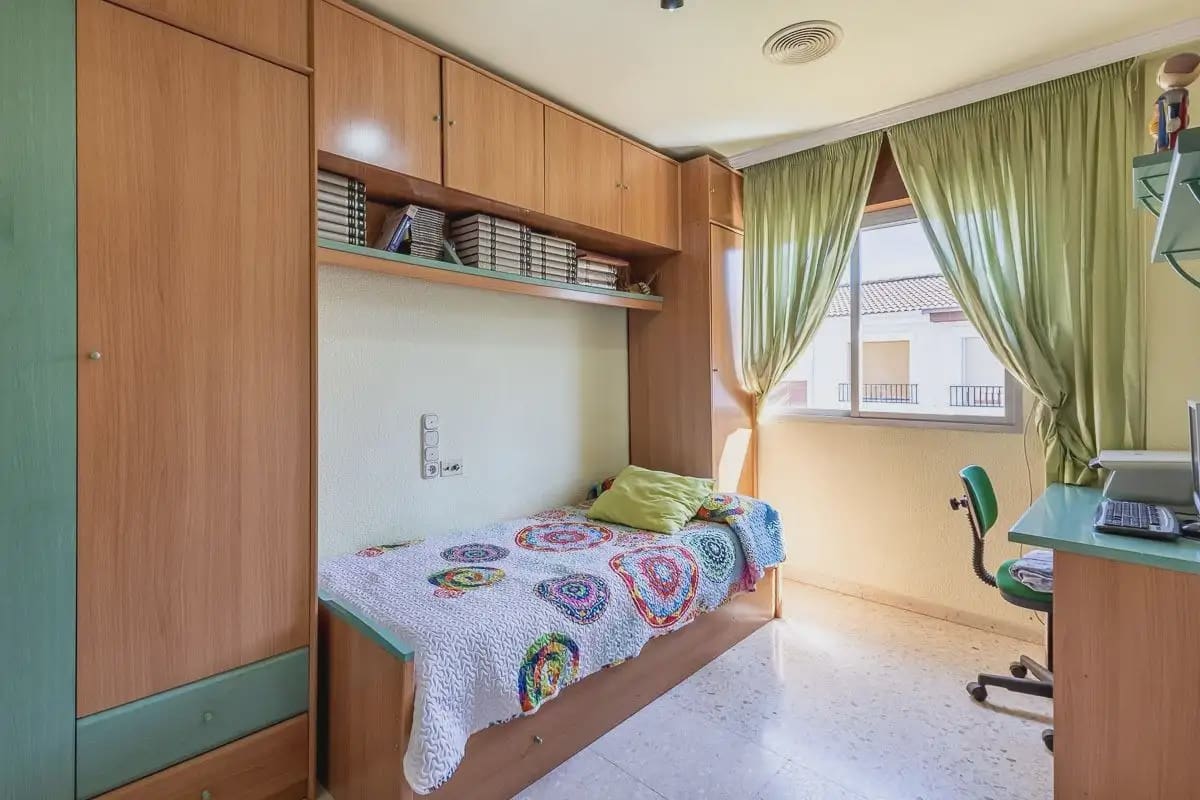 4 slaapkamer Huis te koop in Pinos Puente met garage - € 159.900 (Ref: 9877549)