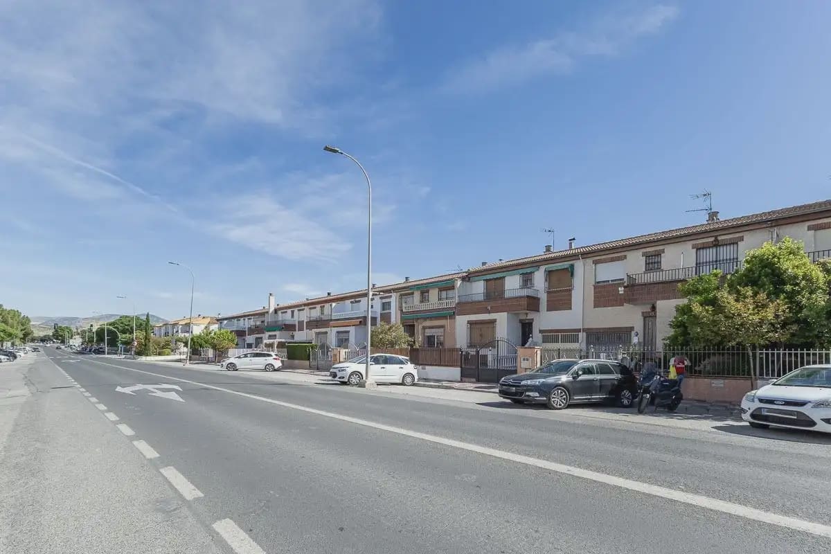 4 slaapkamer Huis te koop in Pinos Puente met garage - € 159.900 (Ref: 9877549)