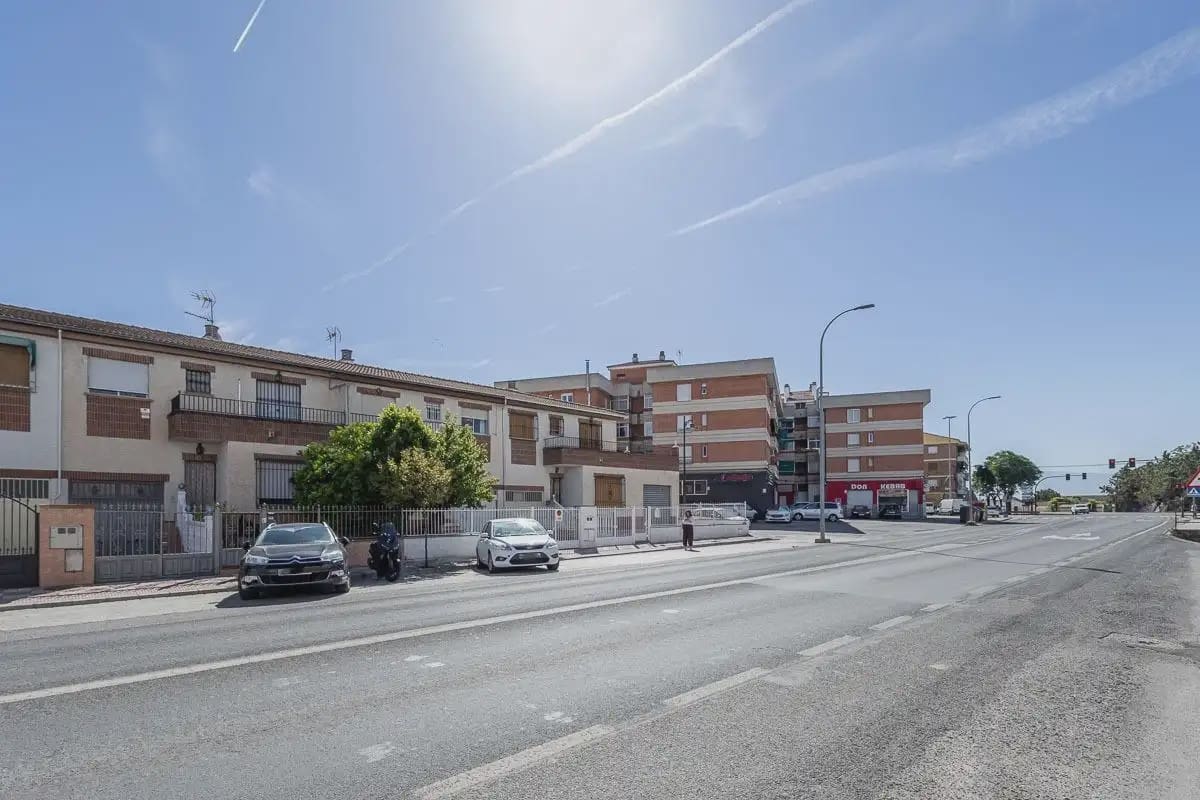 4 slaapkamer Huis te koop in Pinos Puente met garage - € 159.900 (Ref: 9877549)