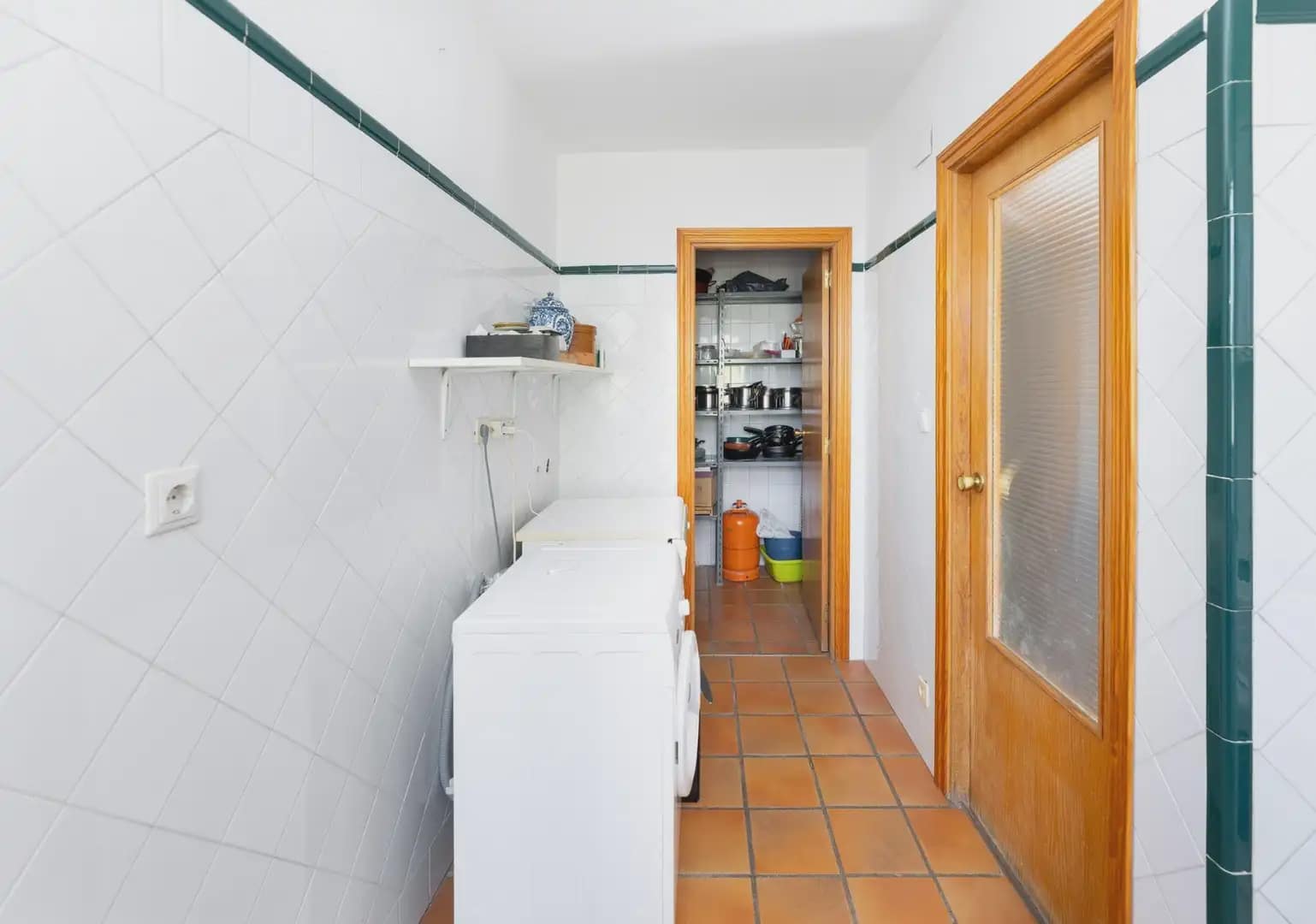 6 bedroom Semi-detached Villa for sale in Peligros with pool - € 290,000 (Ref: 9879869)
