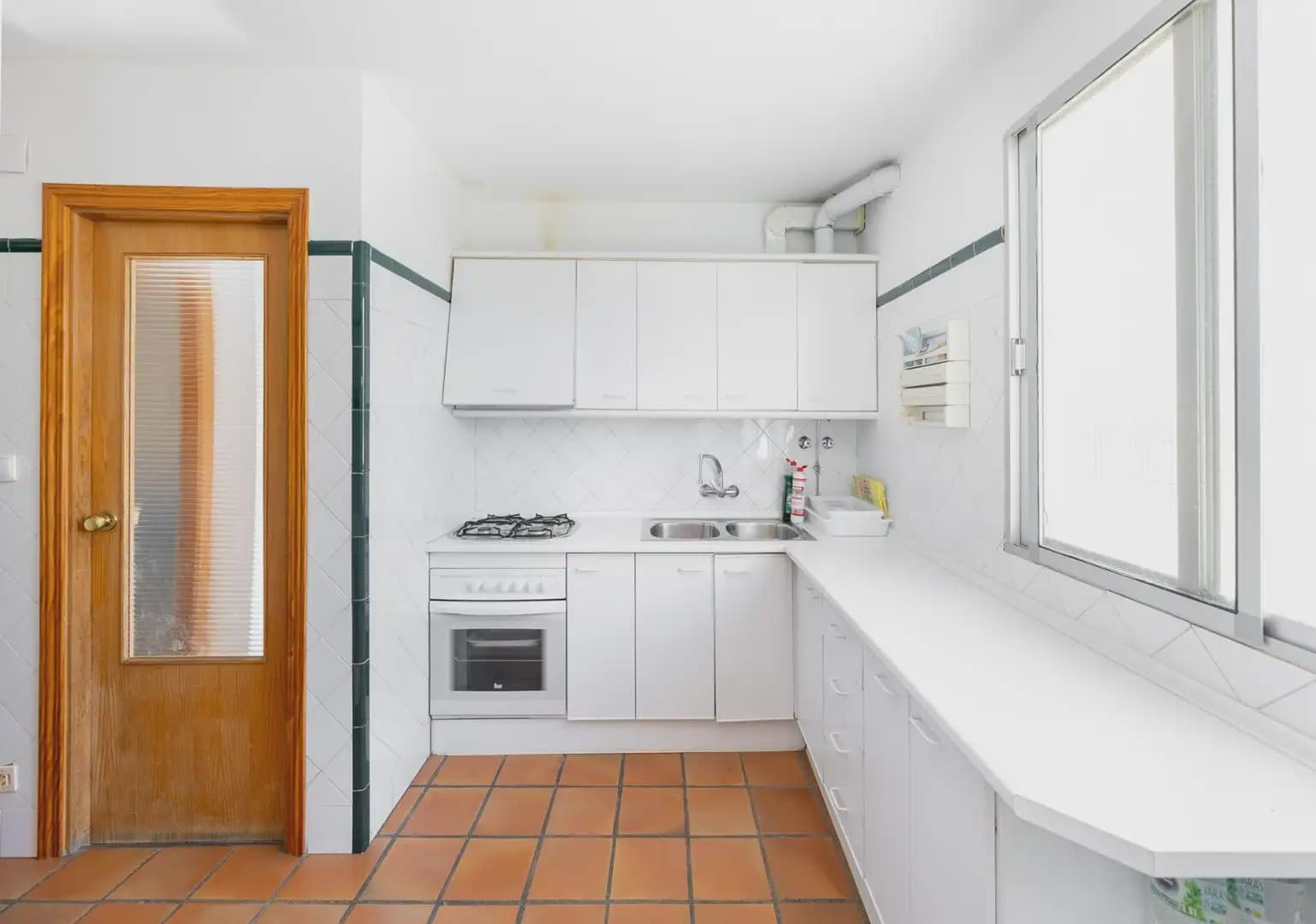 6 bedroom Semi-detached Villa for sale in Peligros with pool - € 290,000 (Ref: 9879869)