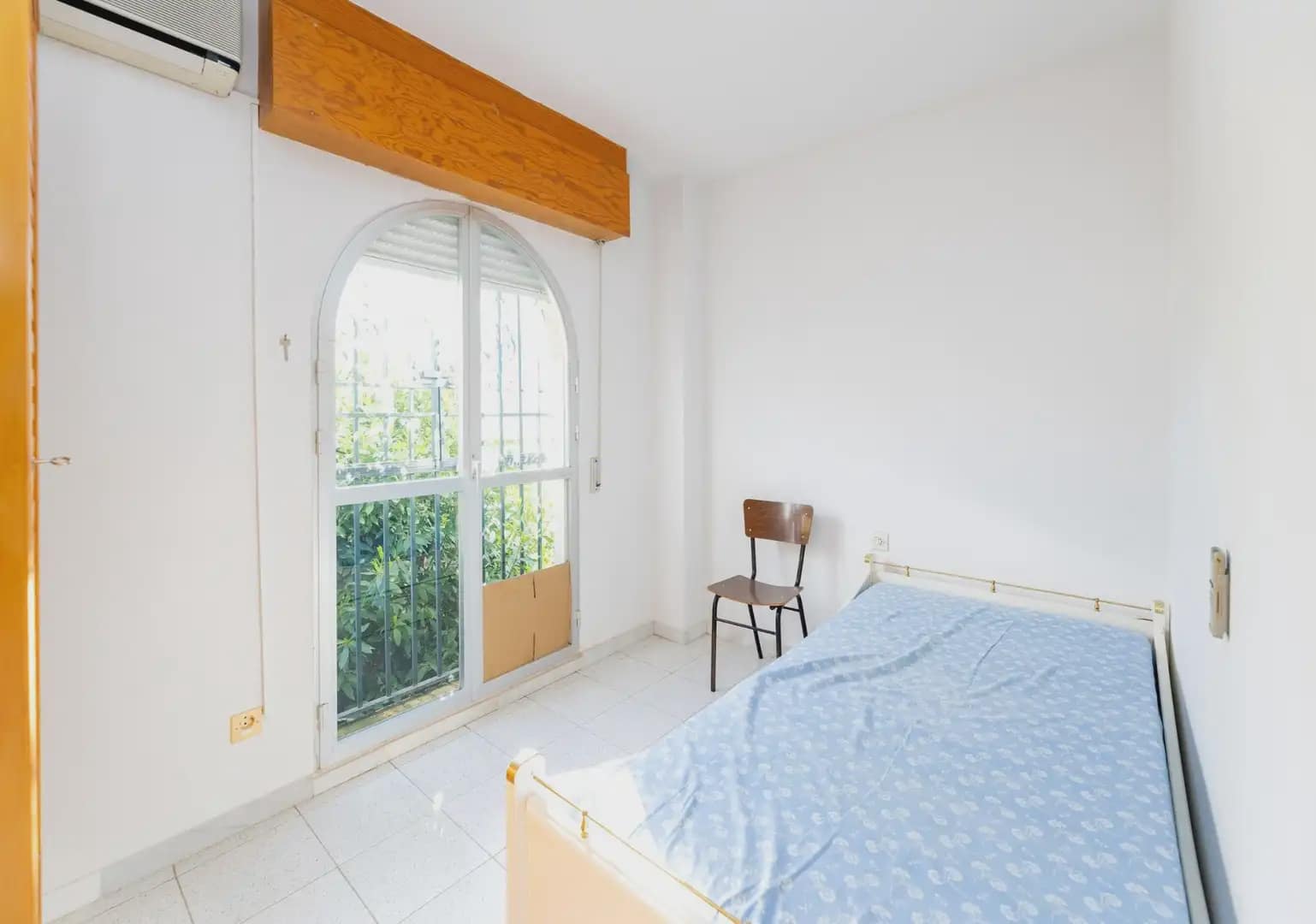 6 bedroom Semi-detached Villa for sale in Peligros with pool - € 290,000 (Ref: 9879869)