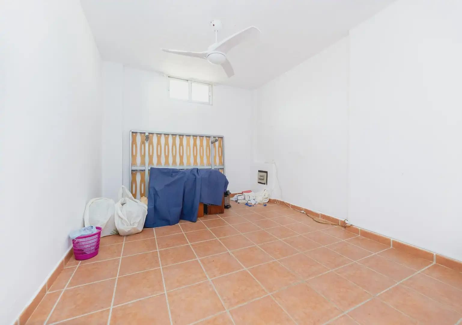 6 bedroom Semi-detached Villa for sale in Peligros with pool - € 290,000 (Ref: 9879869)