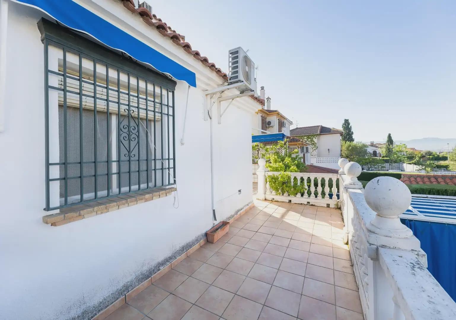 6 bedroom Semi-detached Villa for sale in Peligros with pool - € 290,000 (Ref: 9879869)