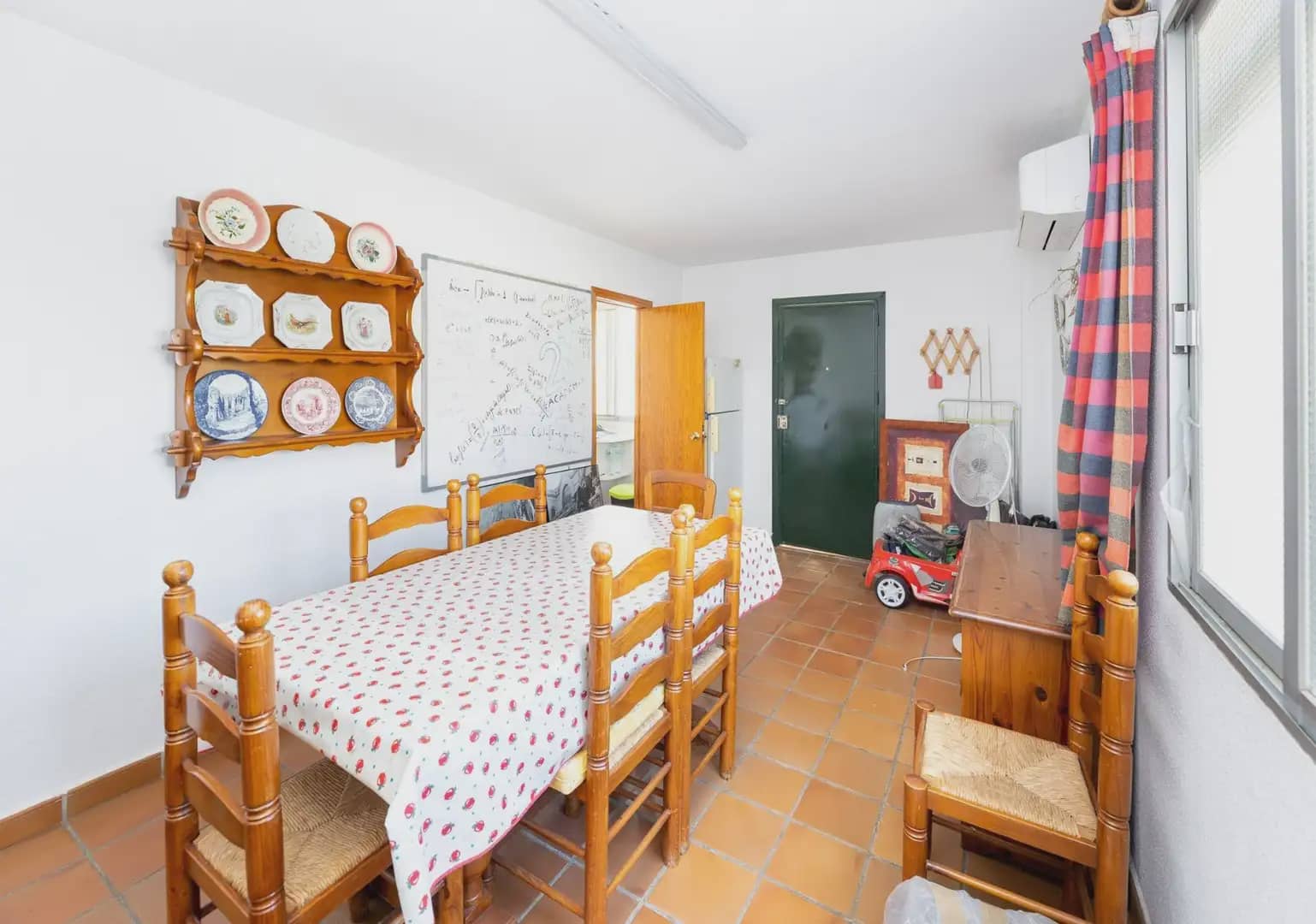 6 bedroom Semi-detached Villa for sale in Peligros with pool - € 290,000 (Ref: 9879869)