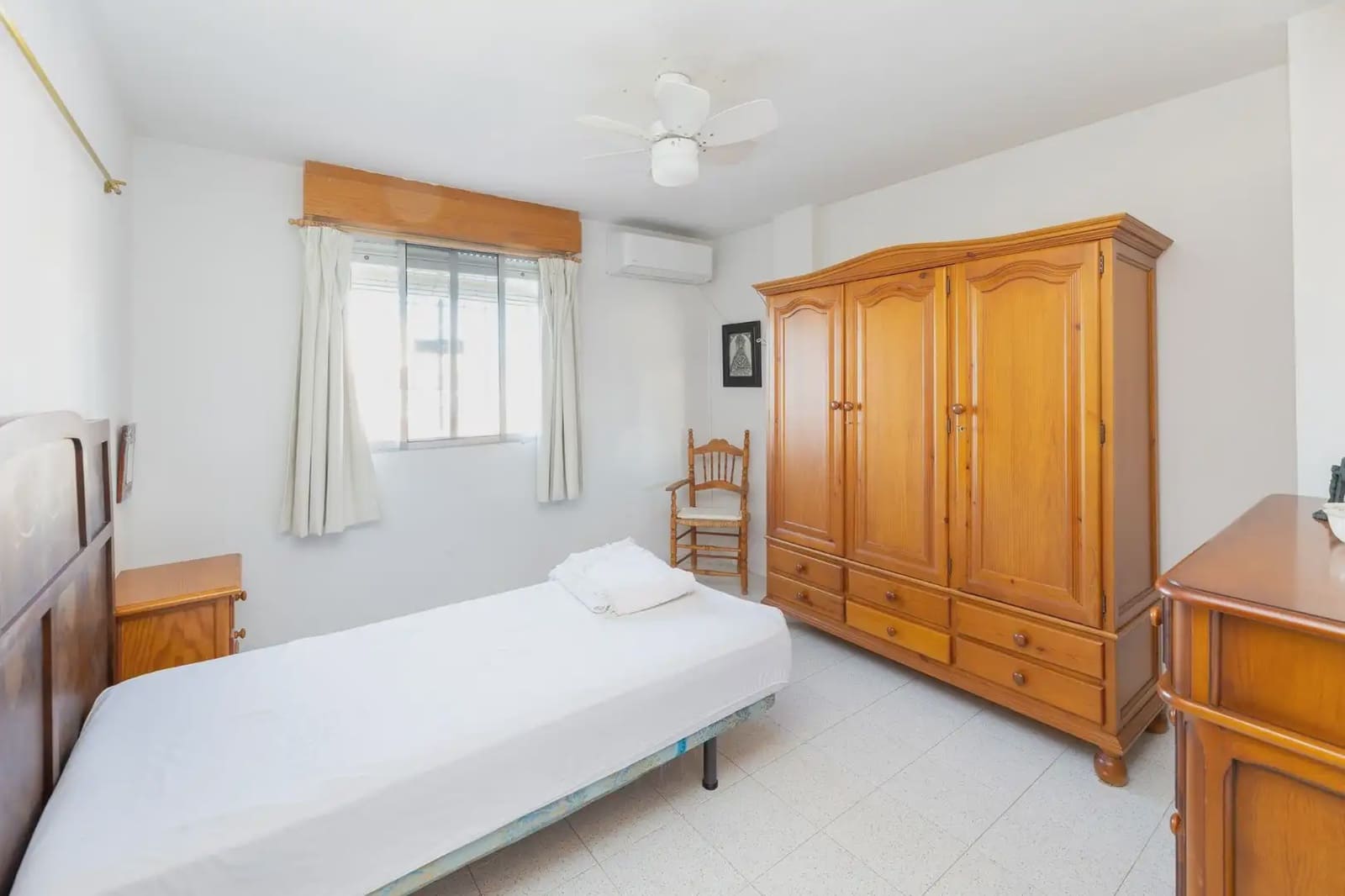 6 bedroom Semi-detached Villa for sale in Peligros with pool - € 290,000 (Ref: 9879869)