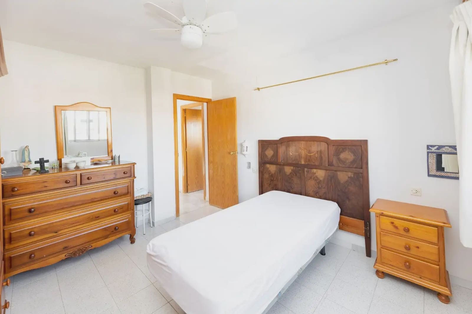 6 bedroom Semi-detached Villa for sale in Peligros with pool - € 290,000 (Ref: 9879869)
