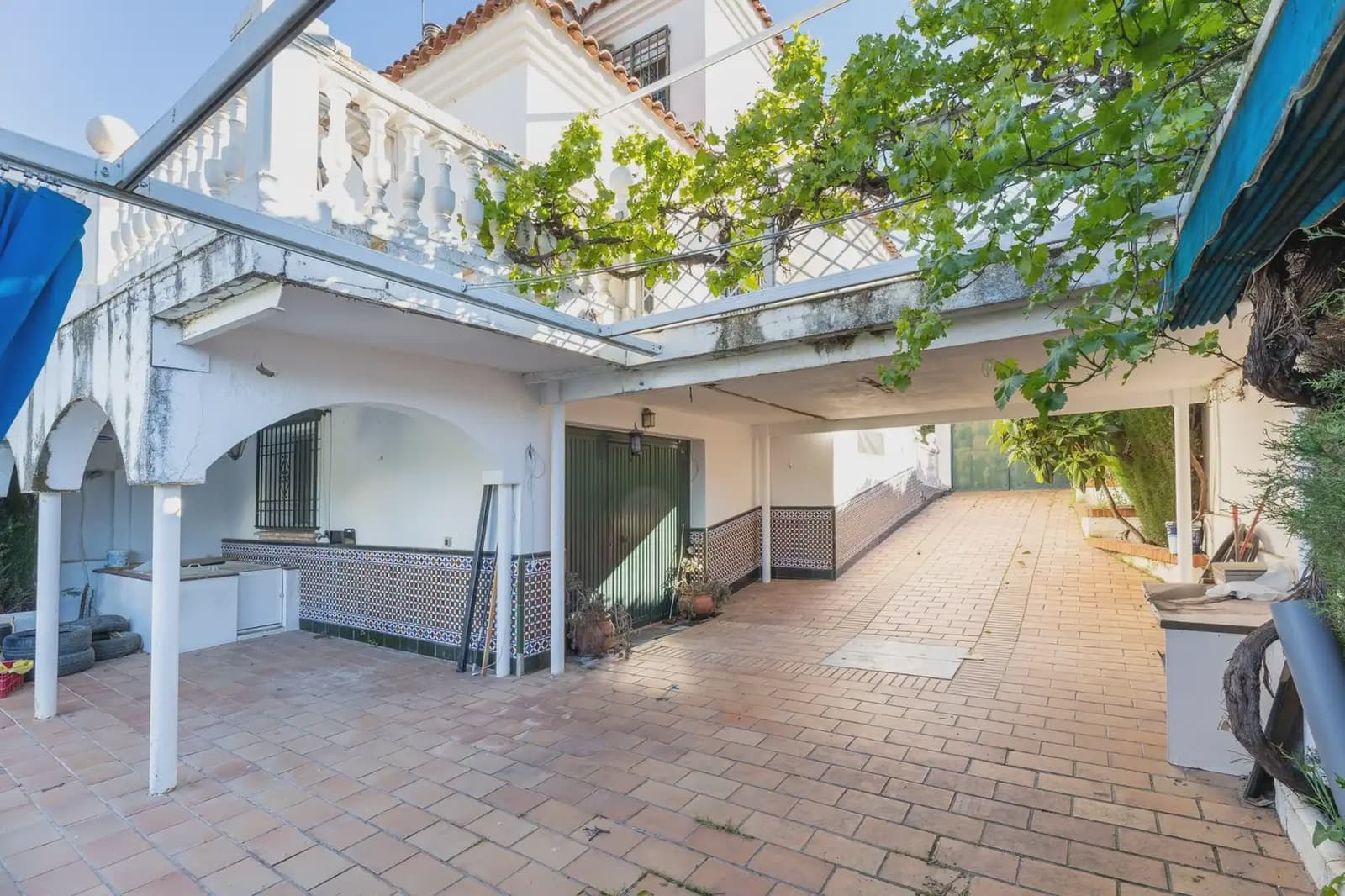 6 bedroom Semi-detached Villa for sale in Peligros with pool - € 290,000 (Ref: 9879869)