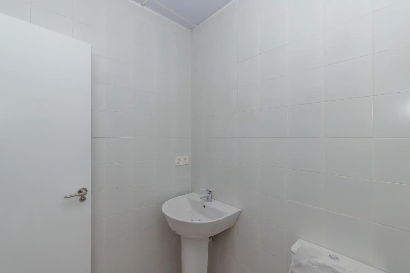 Kommersiell til leie i Granada by - € 820 (Ref: 9889266)