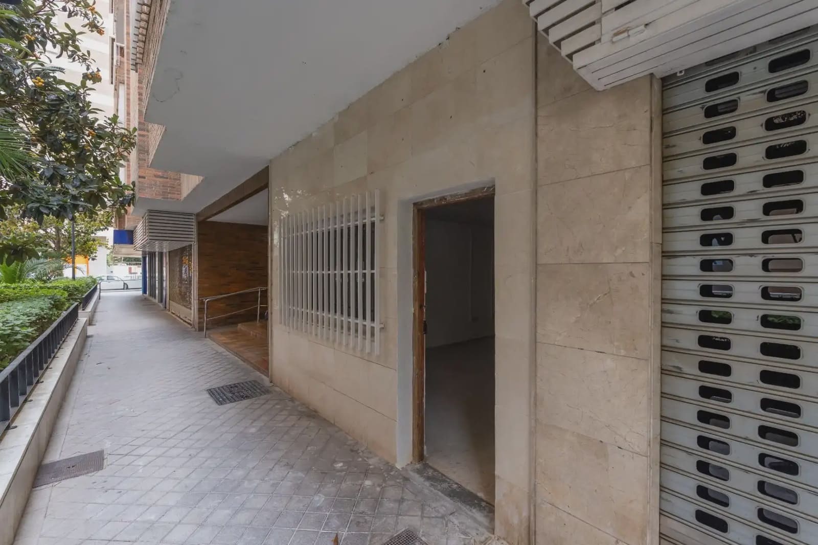 Kommersiell til leie i Granada by - € 820 (Ref: 9889266)