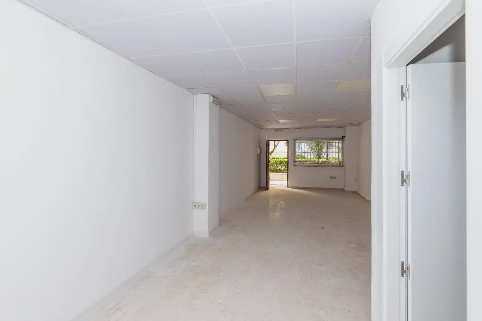 Kommersiell til leie i Granada by - € 820 (Ref: 9889266)