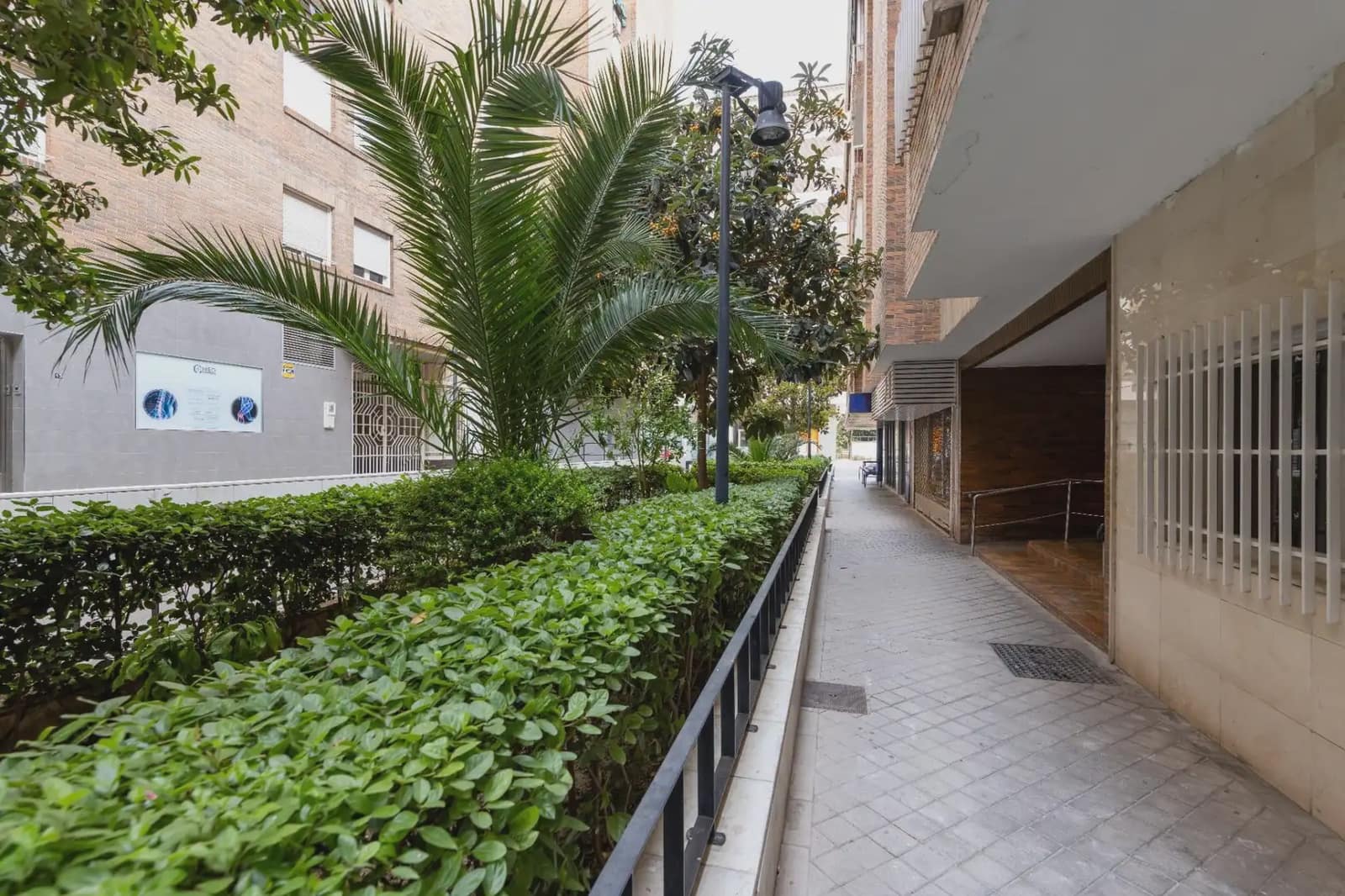Kommersiell til leie i Granada by - € 820 (Ref: 9889266)