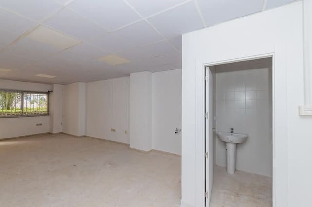 Kaupallinen vuokrattavana paikassa Cervantes, Granada kaupunki - 820 € (Ref: 9889266)