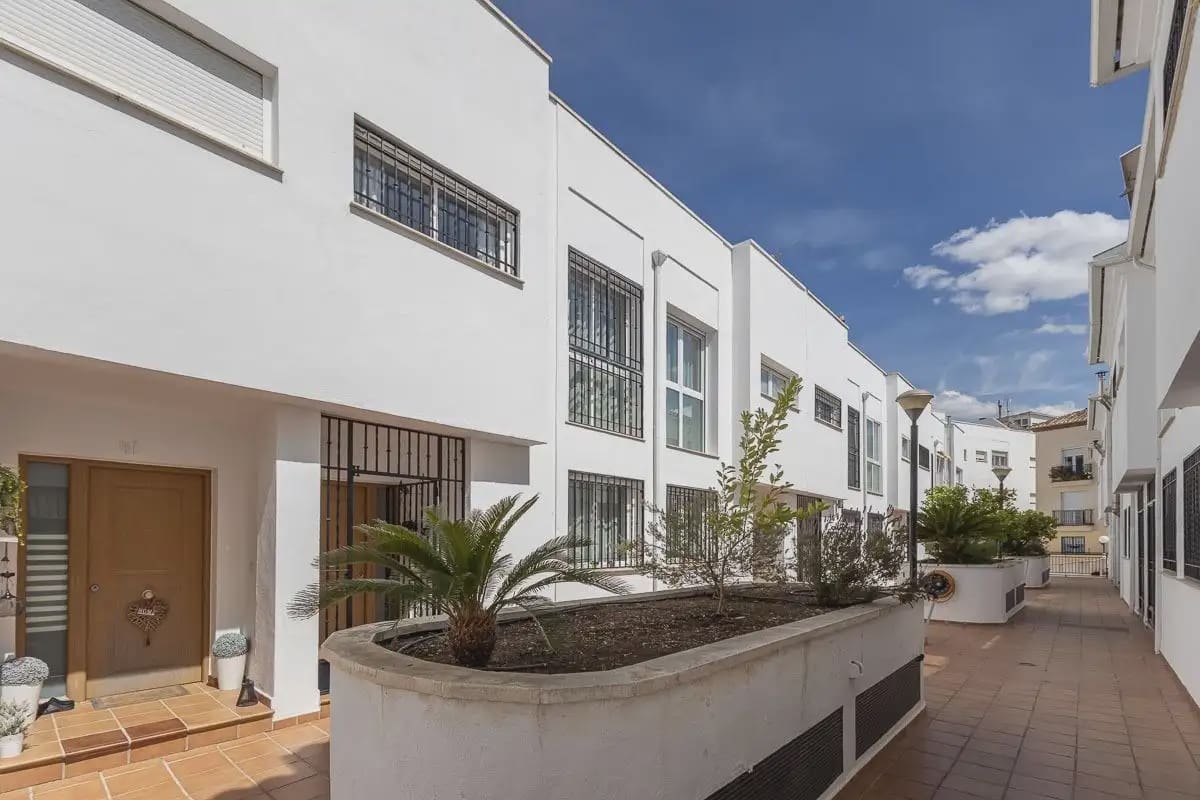 4 slaapkamer Rijtjeshuis te koop in Cajar met garage - € 248.000 (Ref: 9889704)