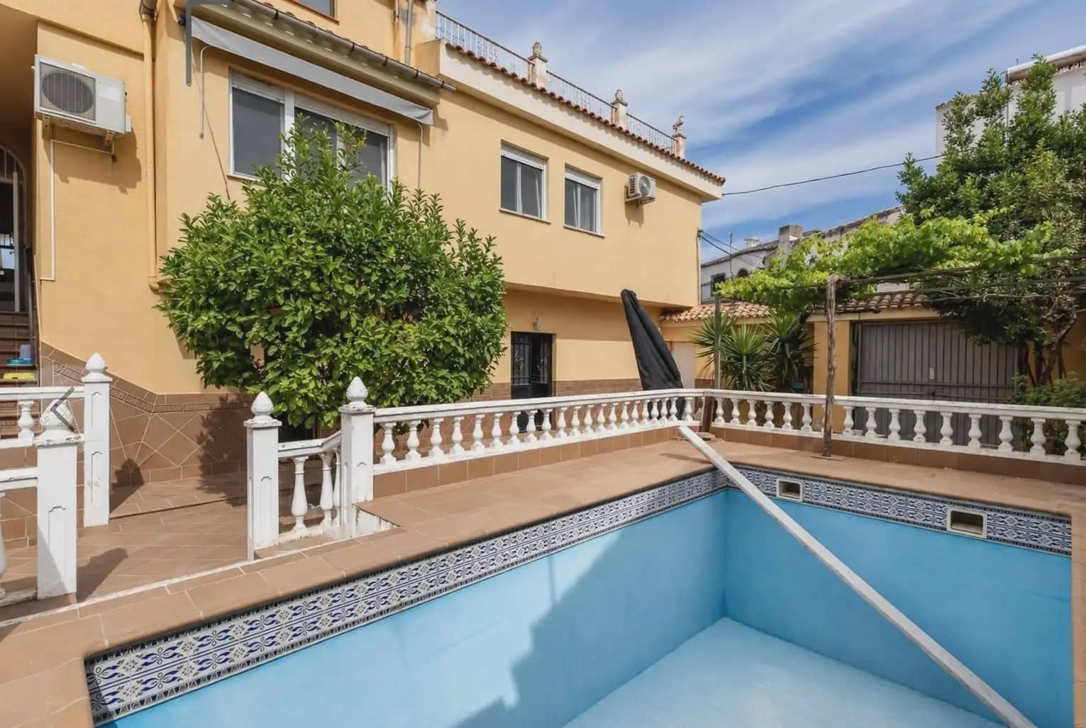 Adosado de 3 habitaciones en Ogíjares en venta con piscina garaje - 370.000 € (Ref: 9889706)