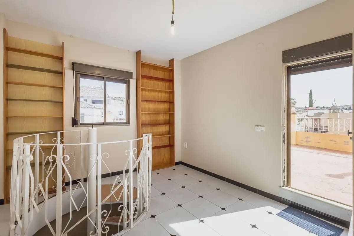 Adosado de 3 habitaciones en Ogíjares en venta con piscina garaje - 370.000 € (Ref: 9889706)