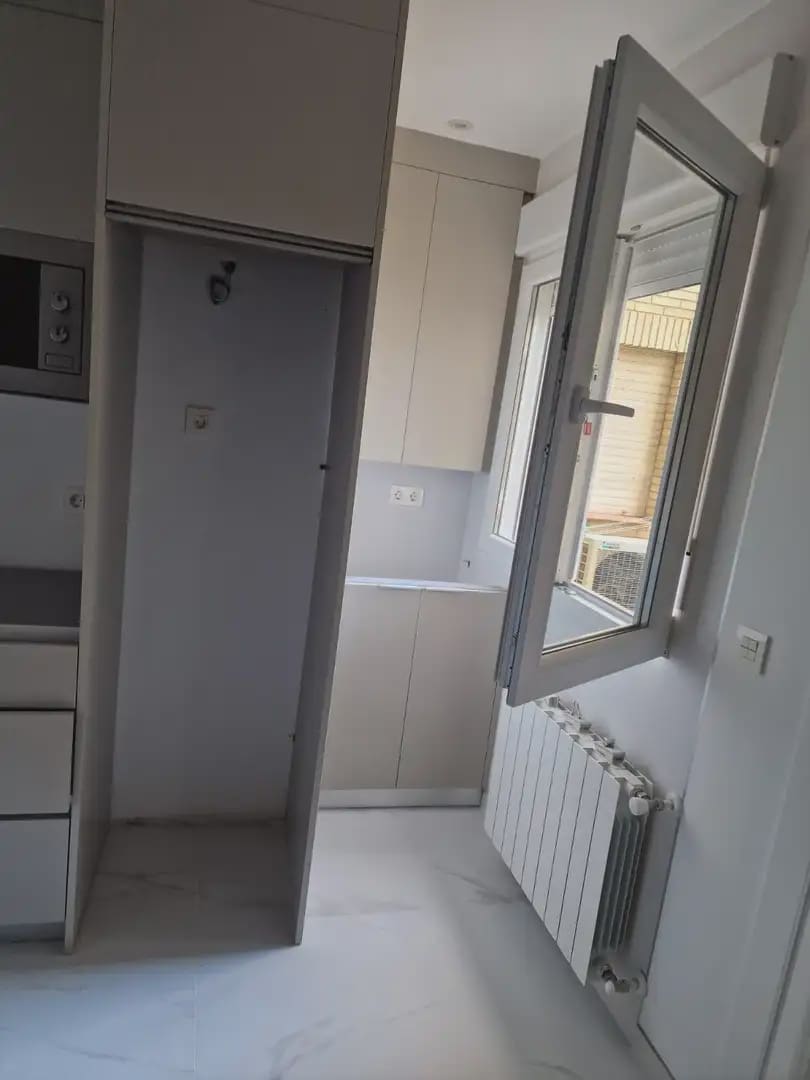 1 slaapkamer Appartement te huur in Granada stad - € 800 (Ref: 9891040)
