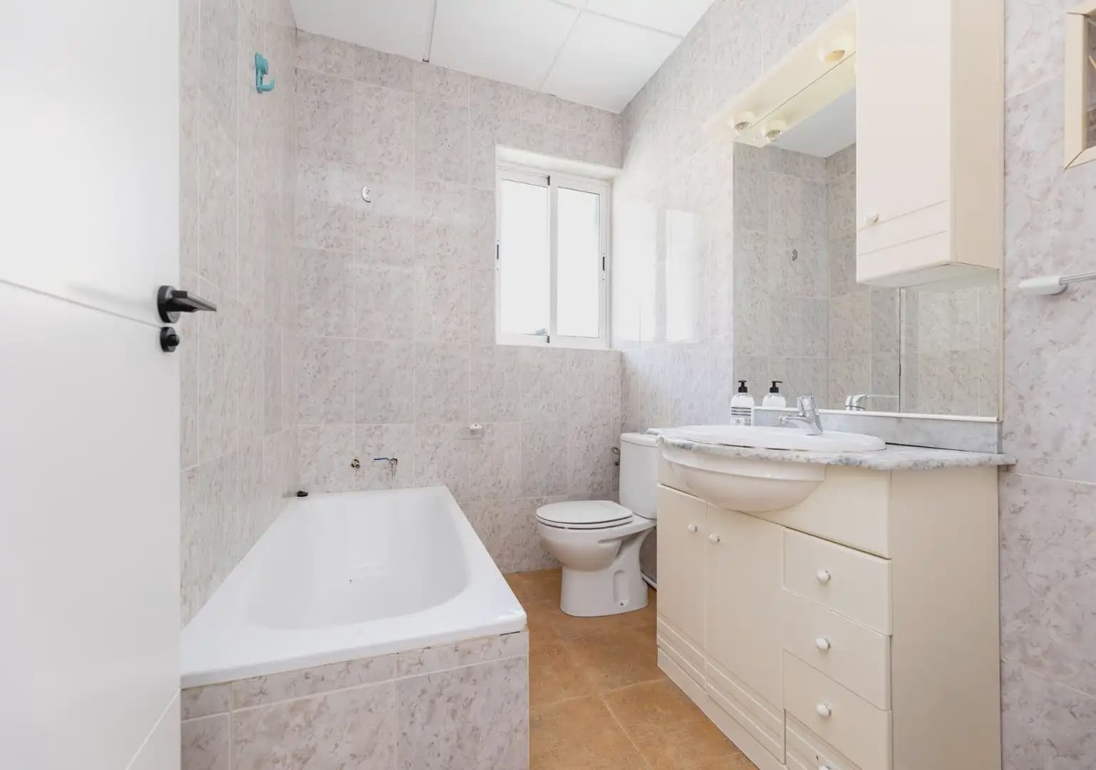 Piso de 3 habitaciones en Granada ciudad en venta - 139.000 € (Ref: 9891376)