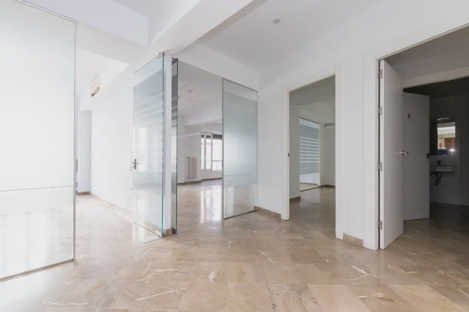 Biuro do wynajęcia w Miasto Grenada - 1 800 € (Ref: 9895130)