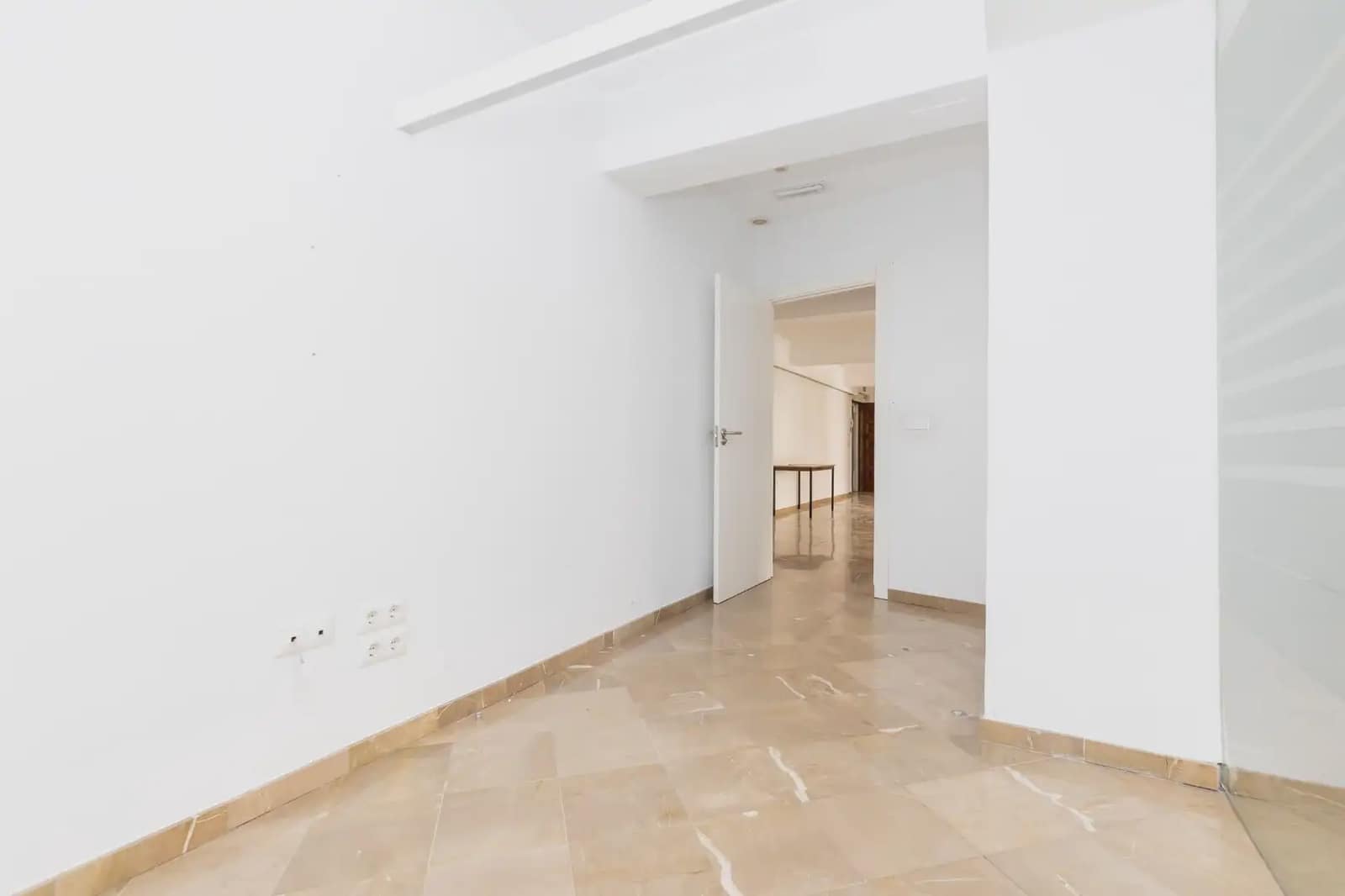 Biuro do wynajęcia w Miasto Grenada - 1 800 € (Ref: 9895130)