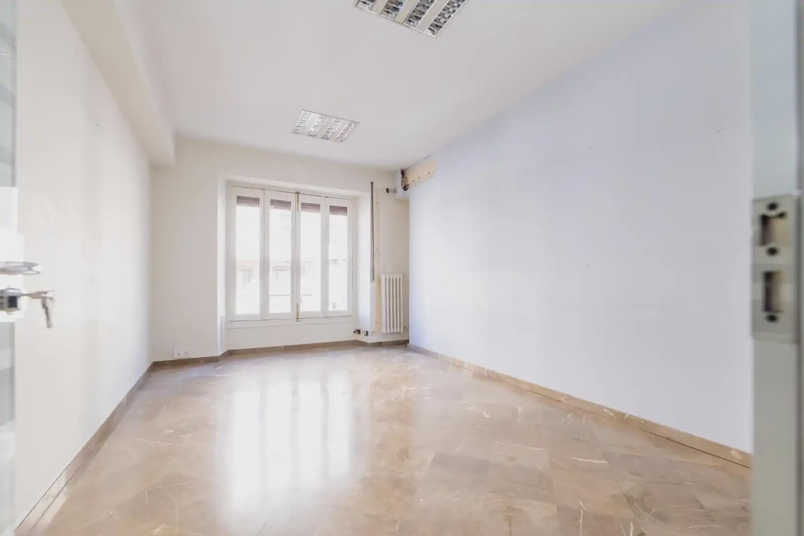 Biuro do wynajęcia w Miasto Grenada - 1 800 € (Ref: 9895130)
